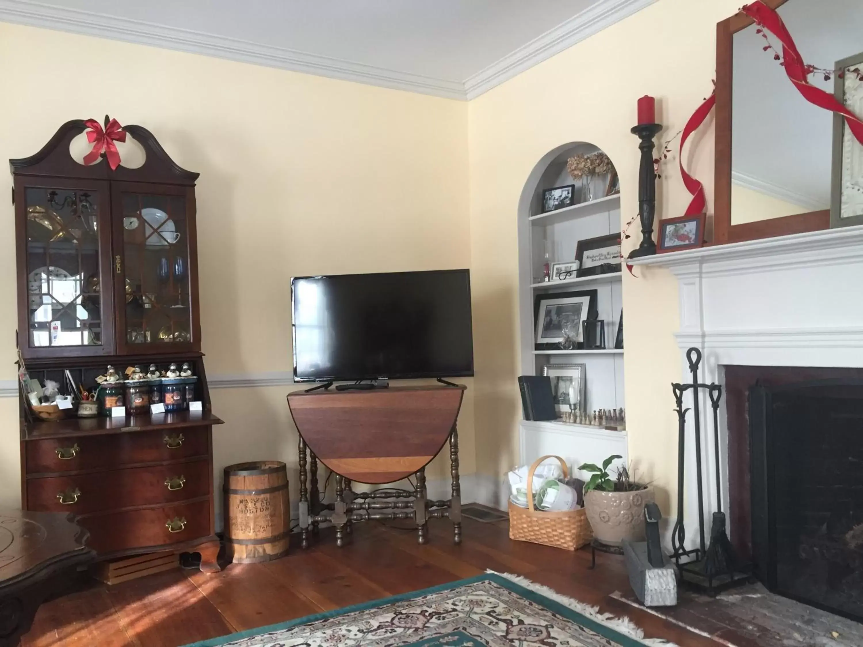 Seating area, TV/Entertainment Center in Stephen Clay Homestead Bed and Breakfast