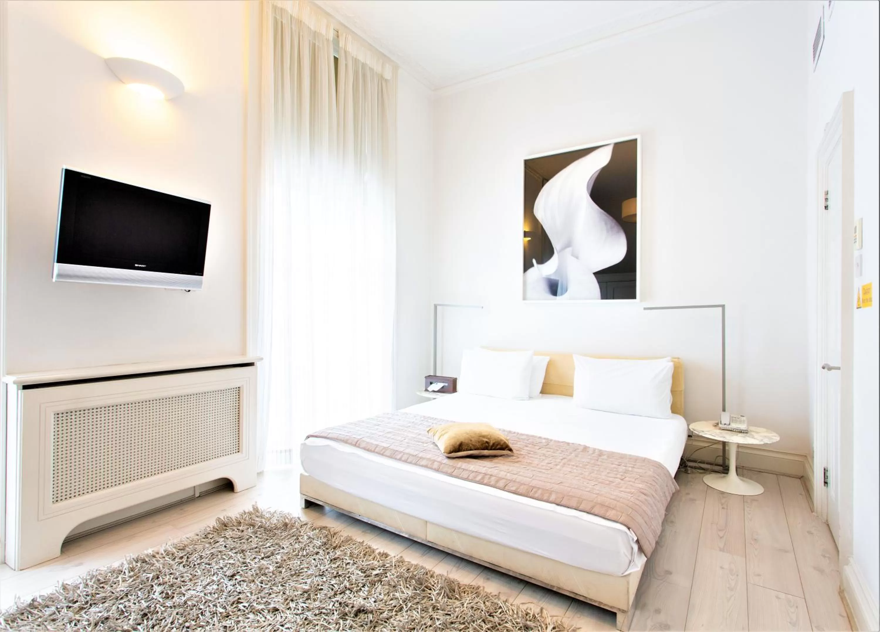 Bed in The Sumner Hotel