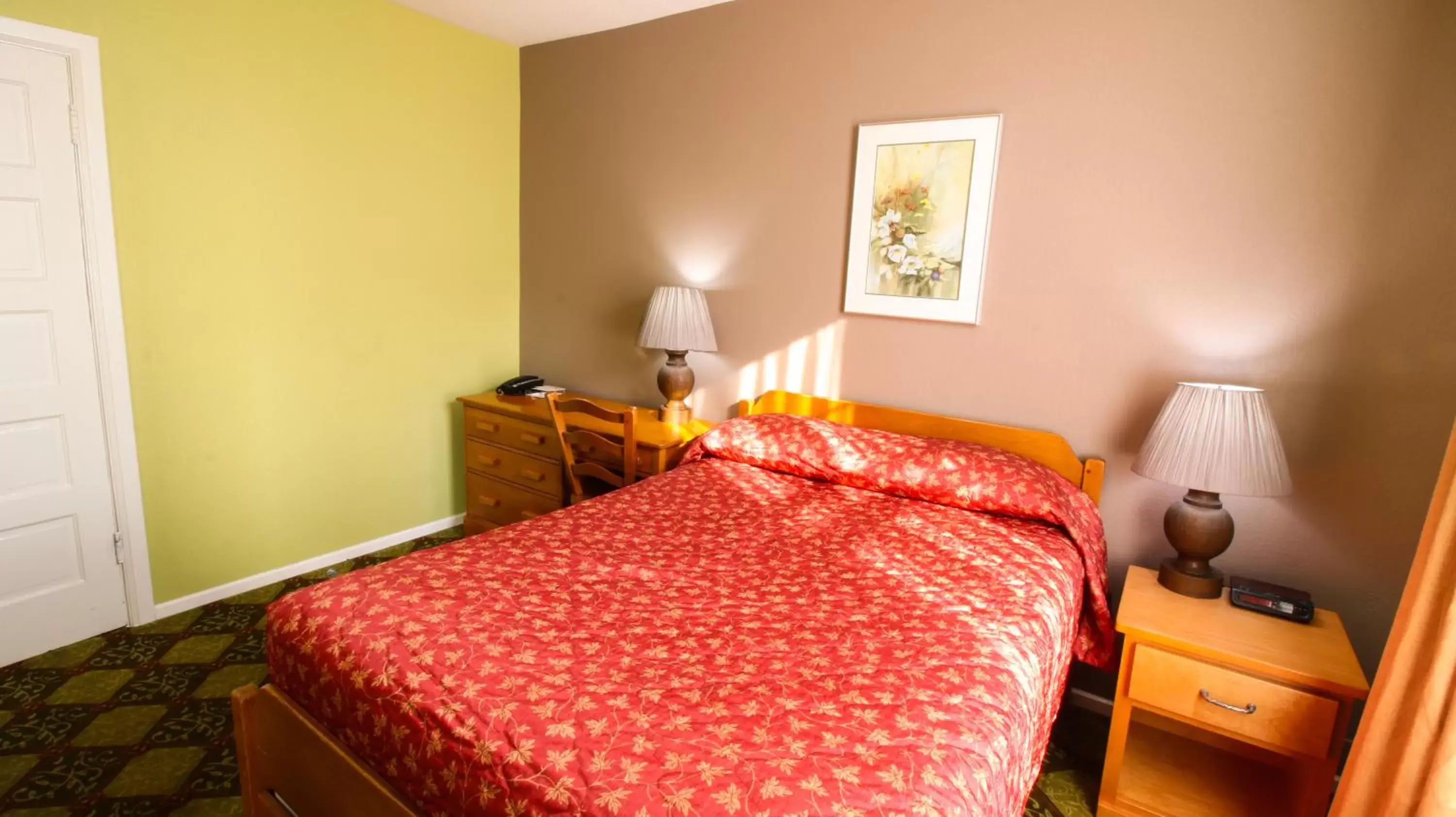 Bed in James Bay Inn Hotel, Suites & Cottage