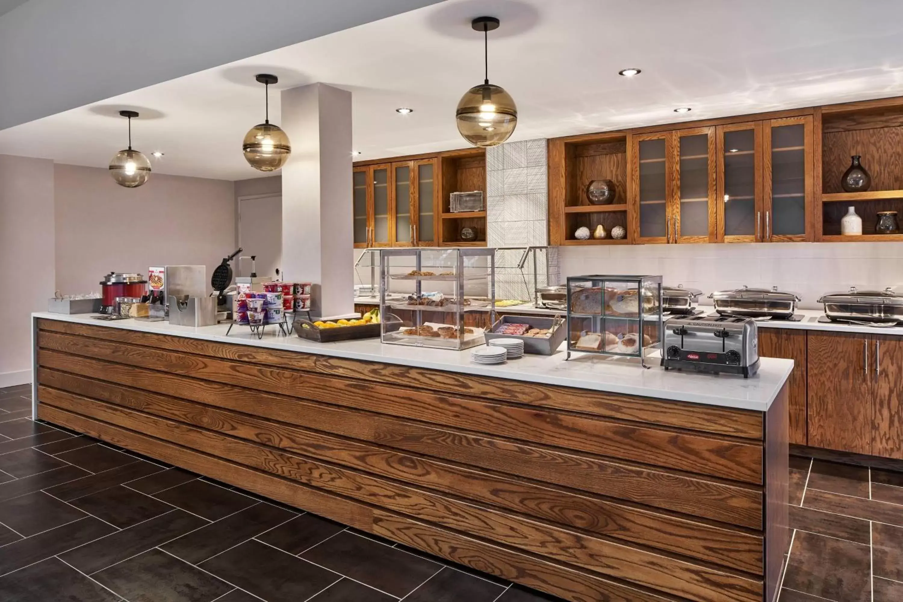 Breakfast, Kitchen/Kitchenette in Delta Hotels by Marriott Norfolk Airport