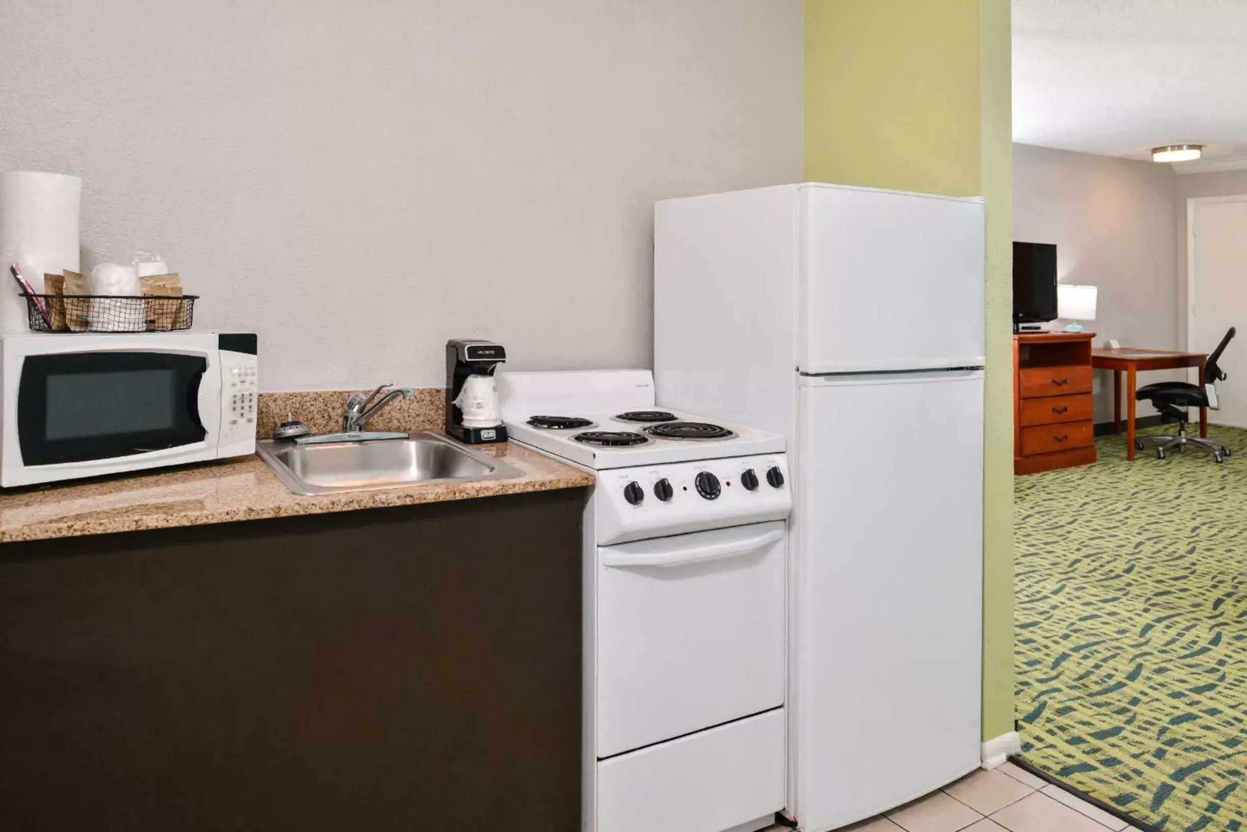 Kitchen or kitchenette, Kitchen/Kitchenette in Best Western Plus Holiday Sands Inn & Suites