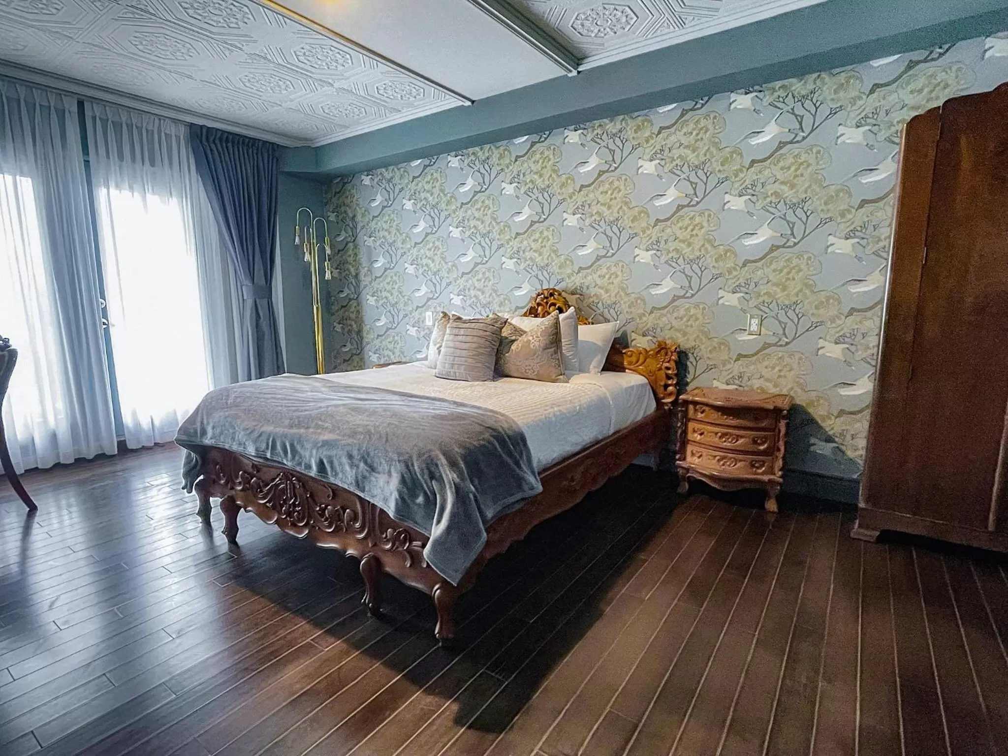 Bed in Niagara Grandview Boutique Hotel