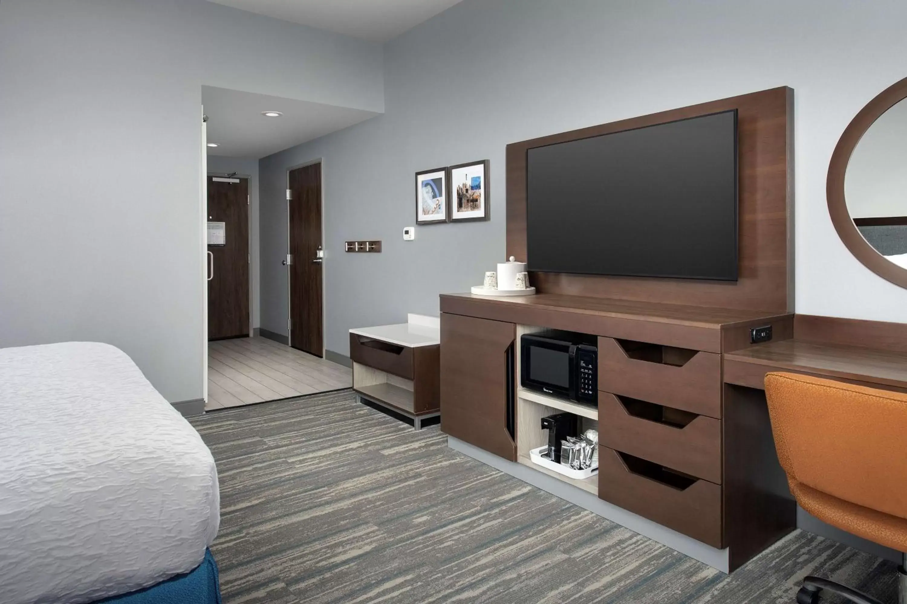 Bedroom, TV/Entertainment Center in Hampton Inn & Suites Rapid City Rushmore, SD