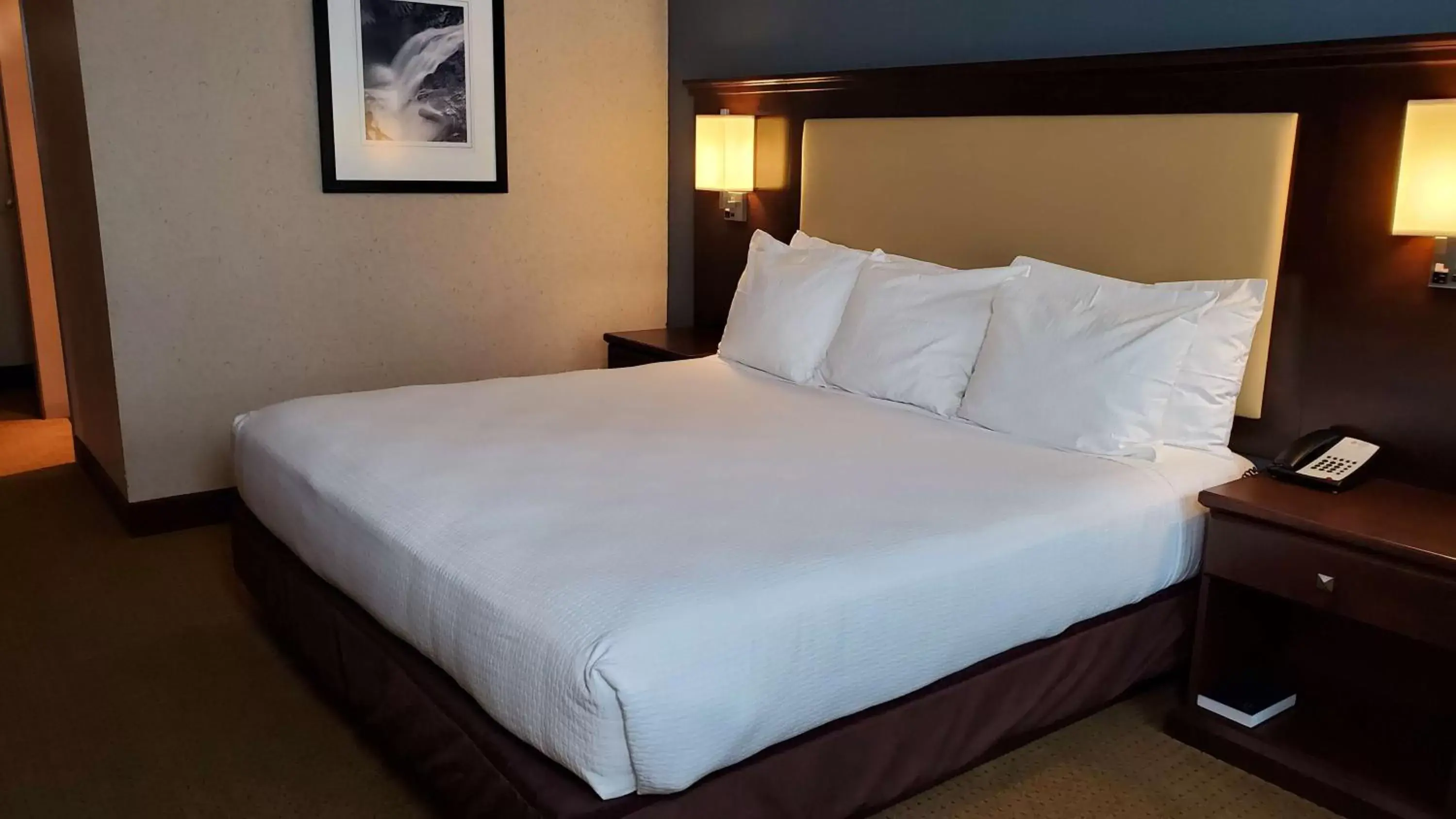 Photo of the whole room, Bed in Best Western Plus Coeur d'Alene Inn