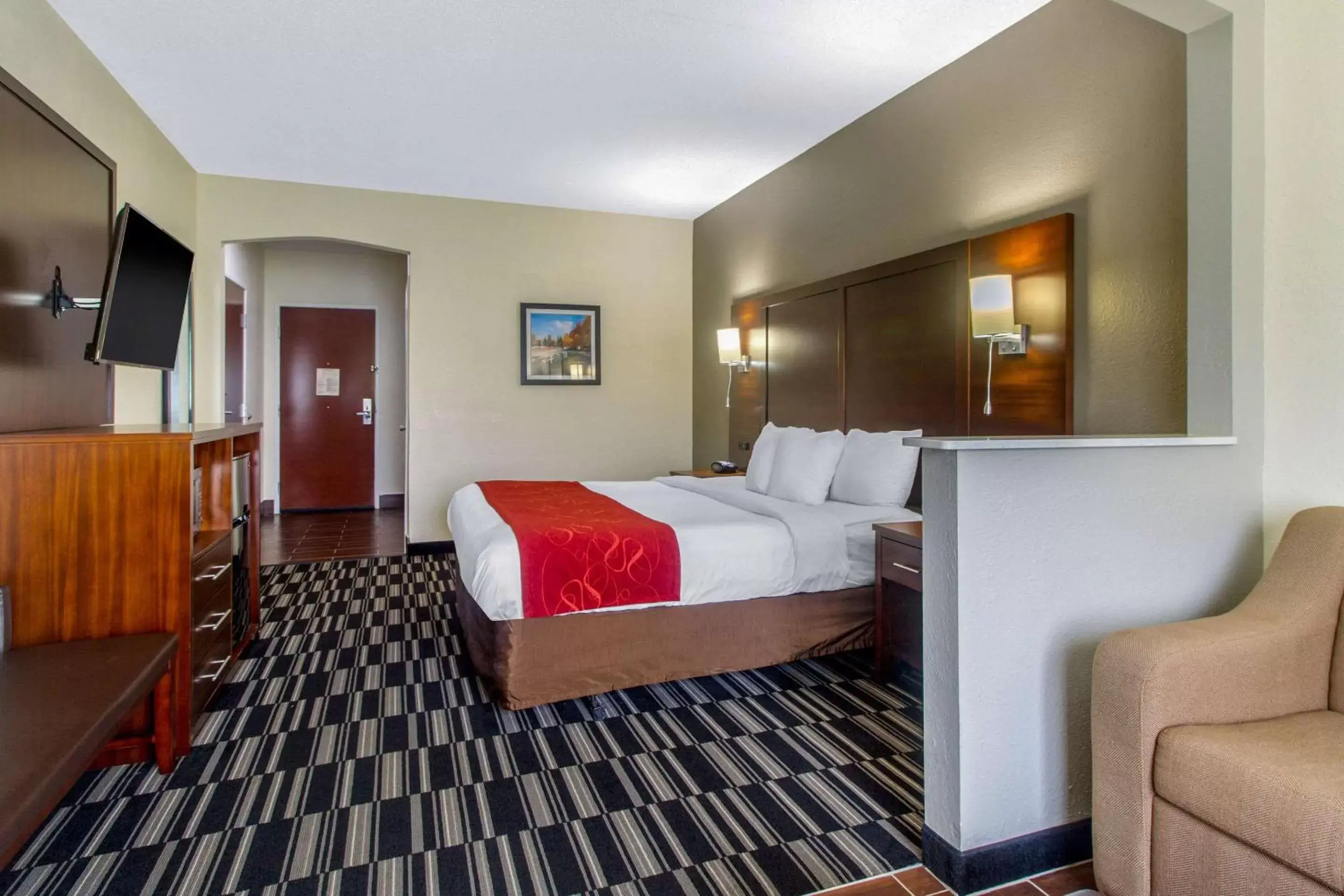 Photo of the whole room, Bed in Comfort Suites Danville