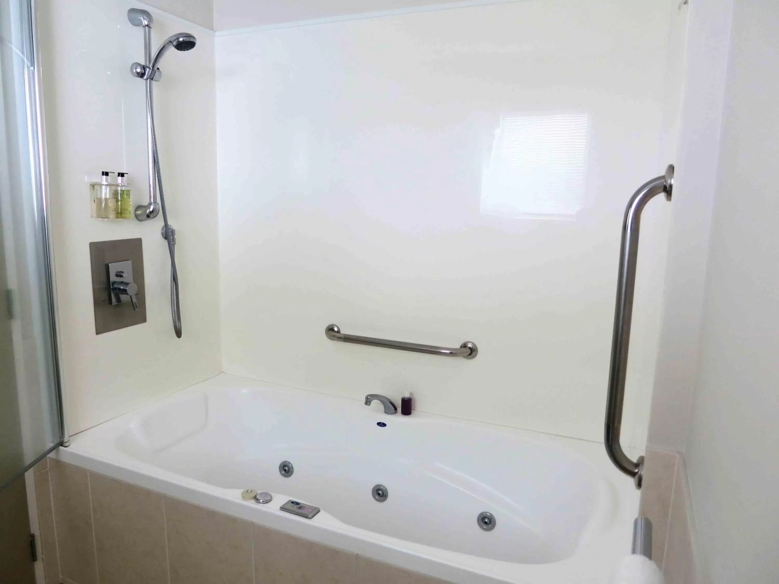 Shower in ASURE Ascot Motor Inn