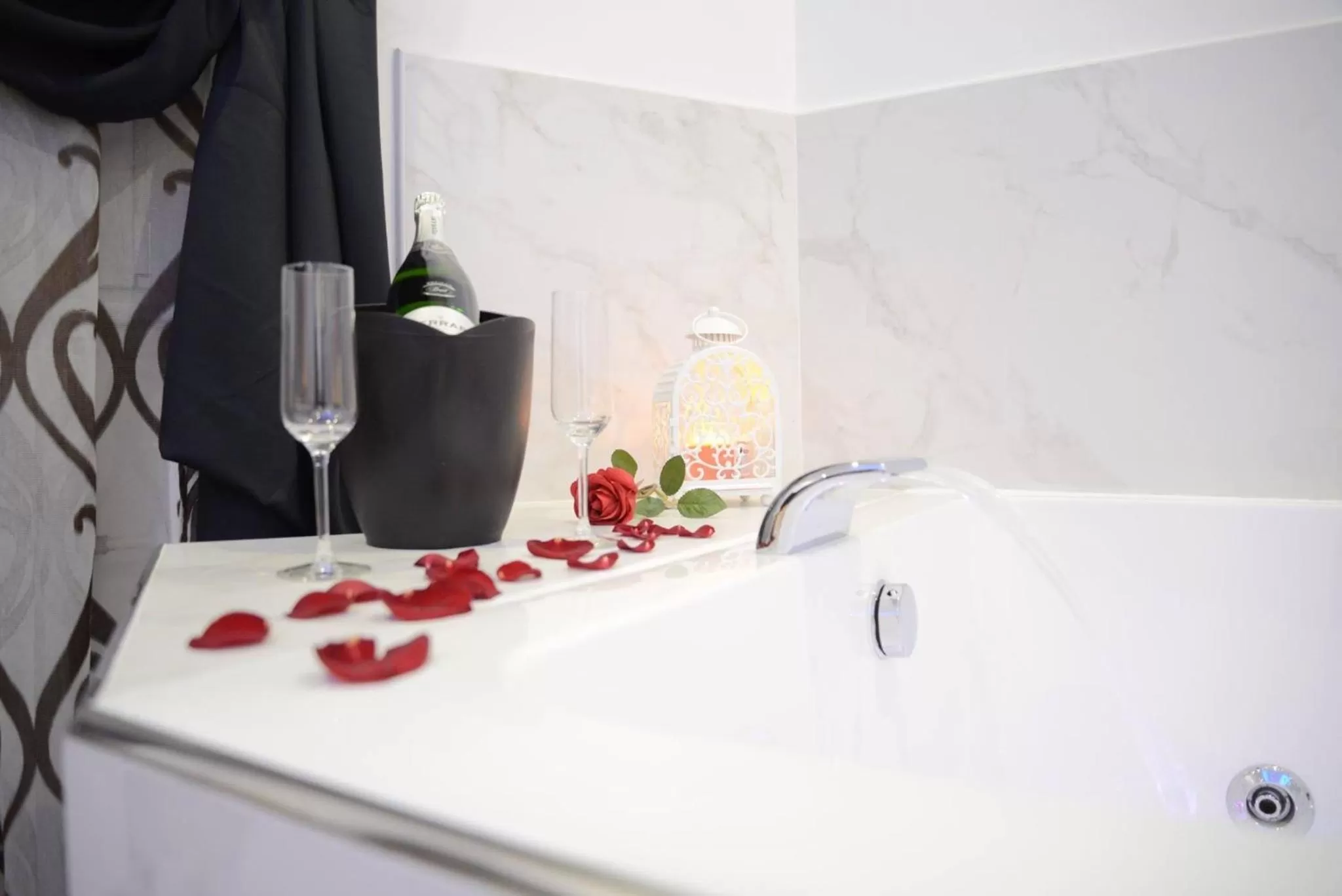 Hot Tub in Escape Luxury Suite - CA Domus Collection