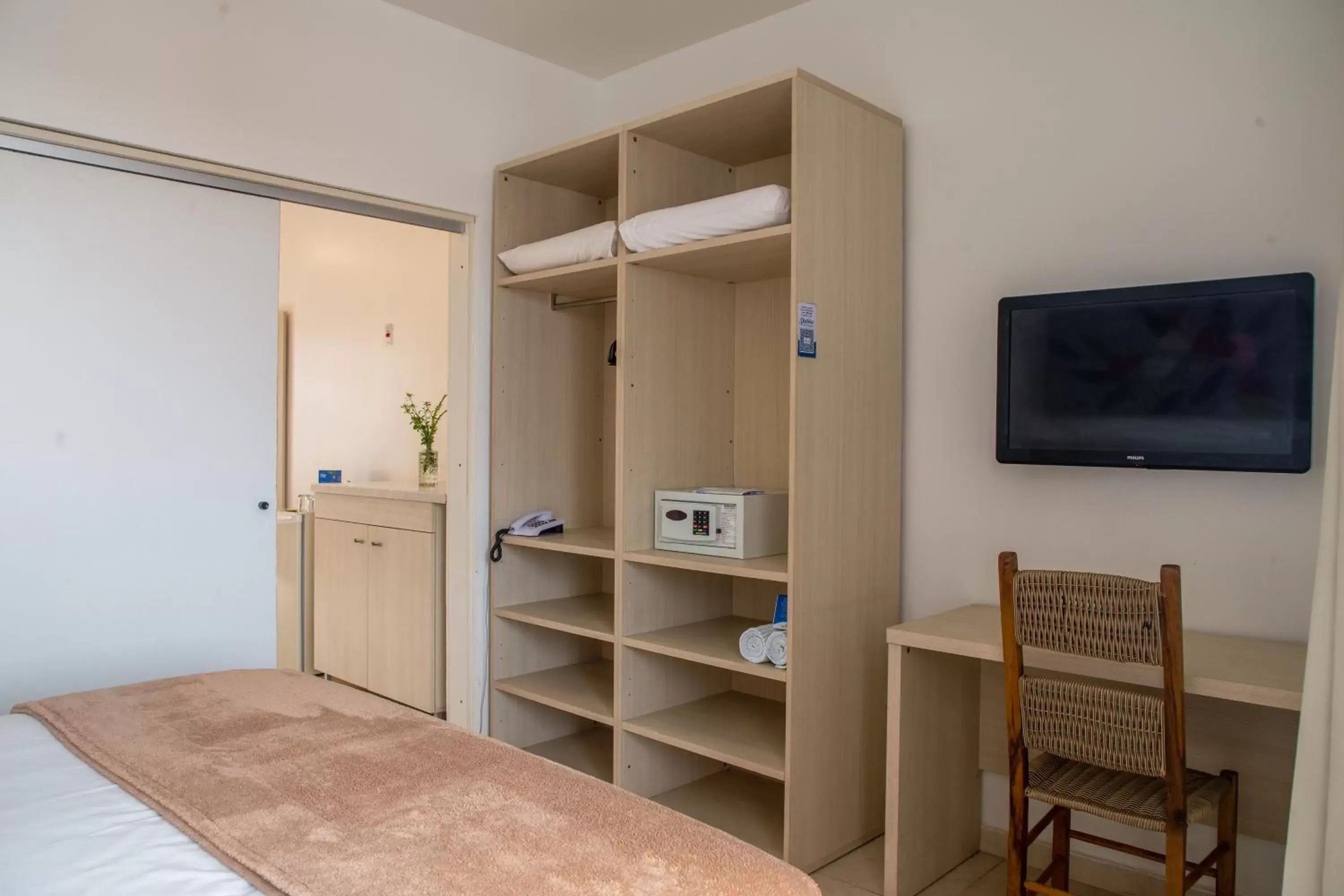 Bedroom, TV/Entertainment Center in Jardim Atlântico Beach Resort