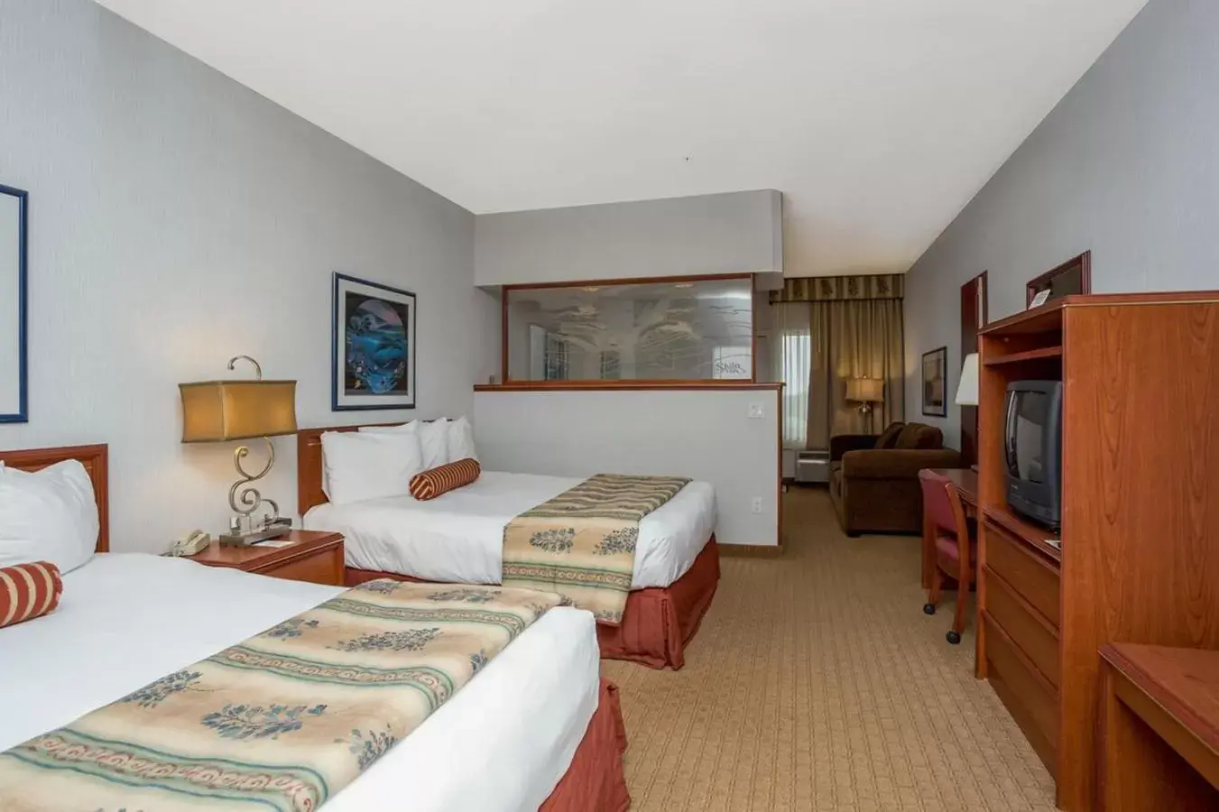 TV and multimedia in Shilo Inn Suites Ocean Shores