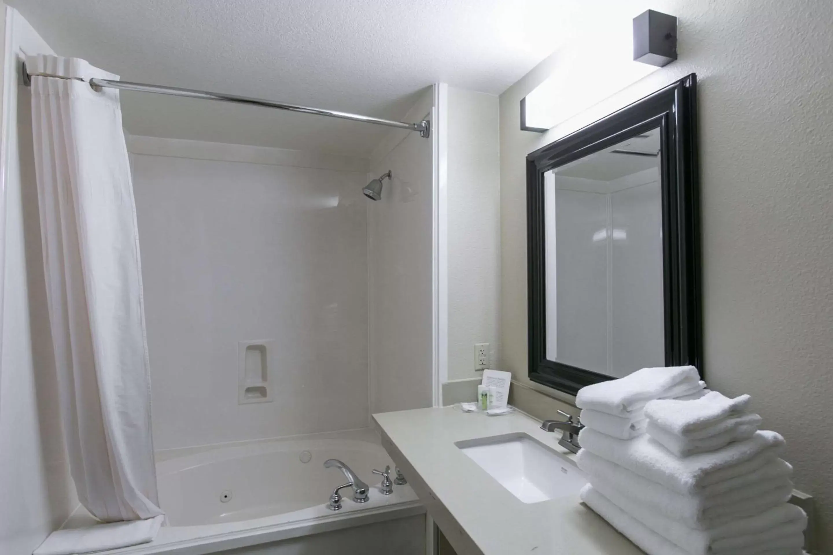 Photo of the whole room, Bathroom in Comfort Suites Austin NW Lakeline