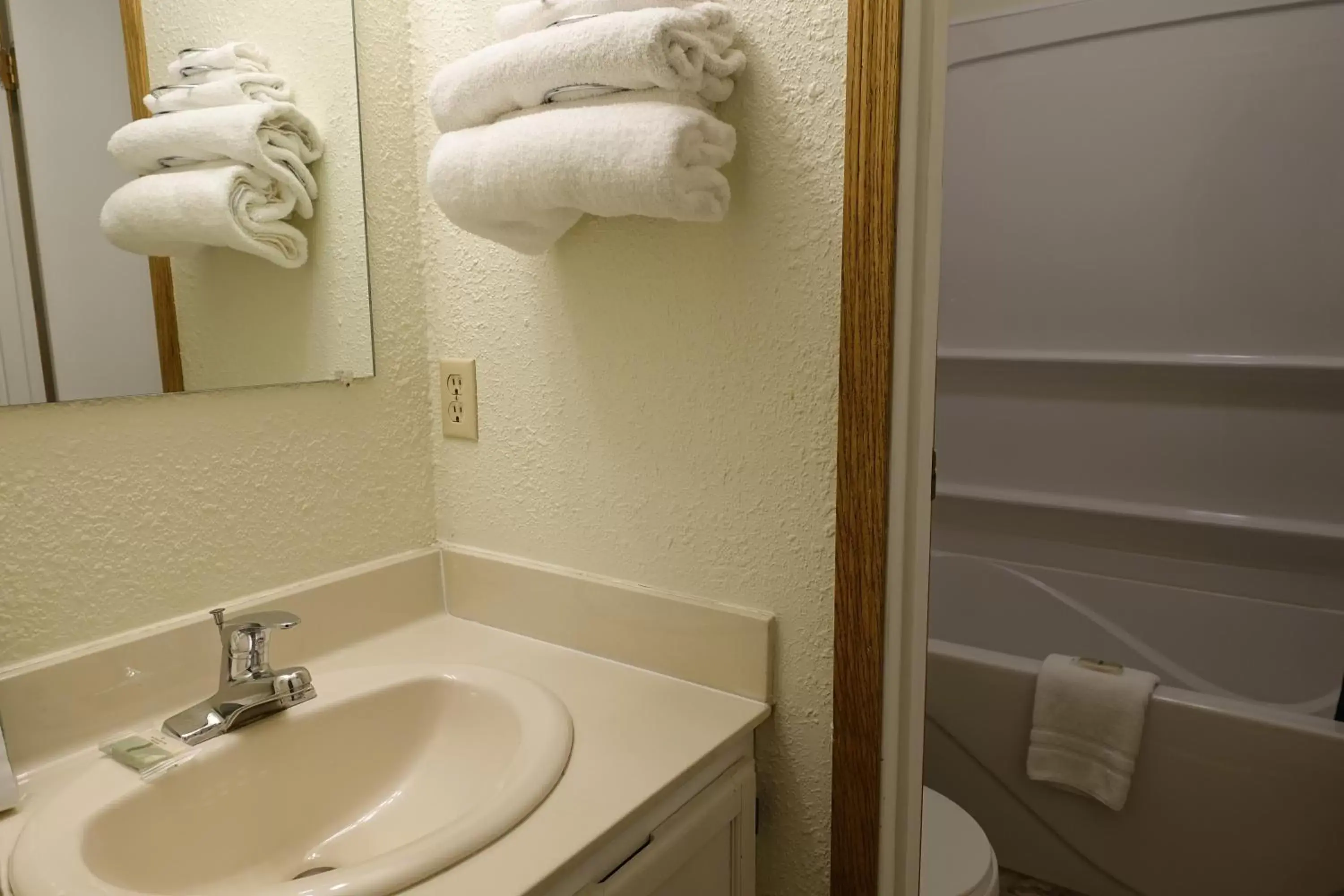 Bathroom in Armada Inn Motel