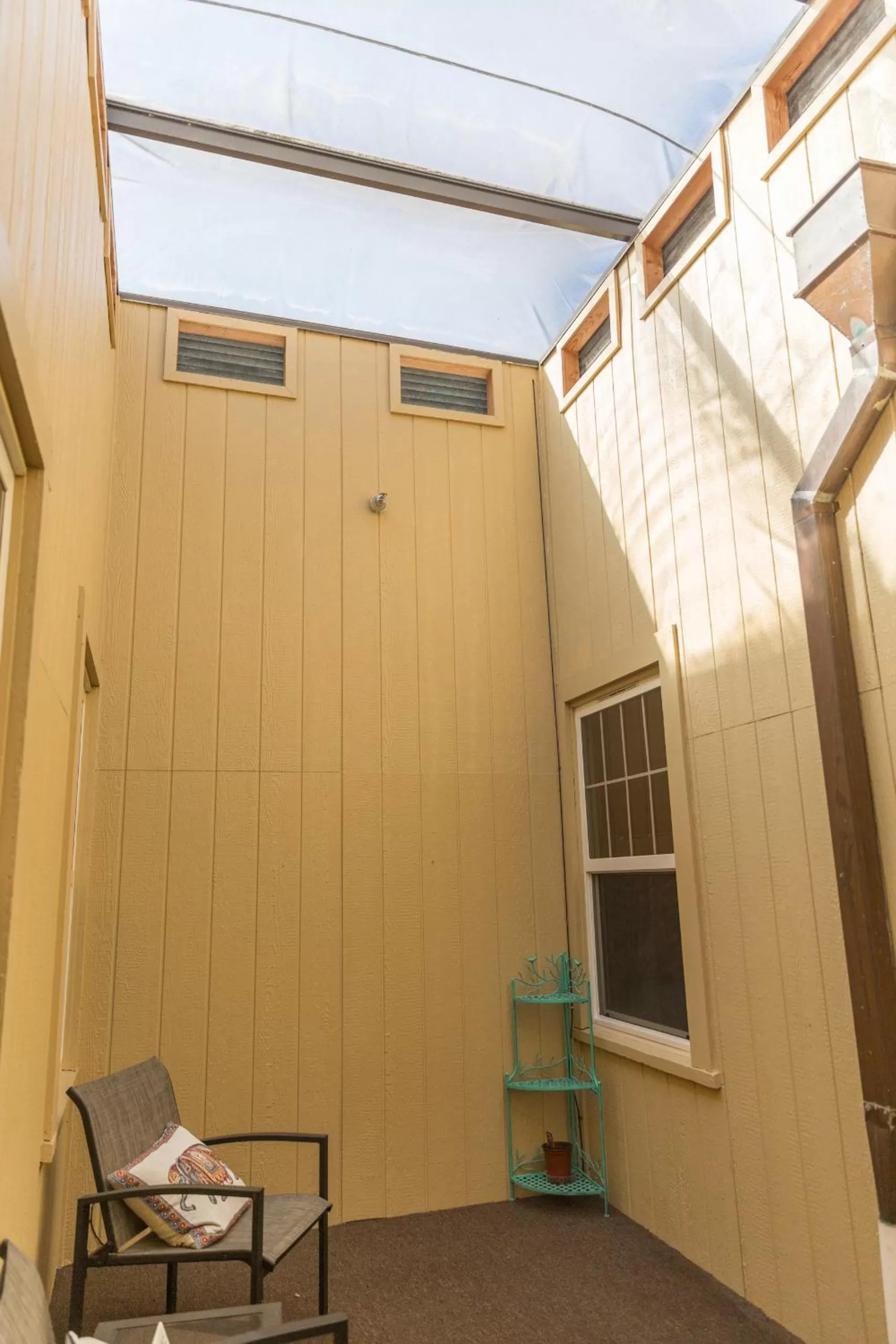 Seating area in Hotel Cathlamet