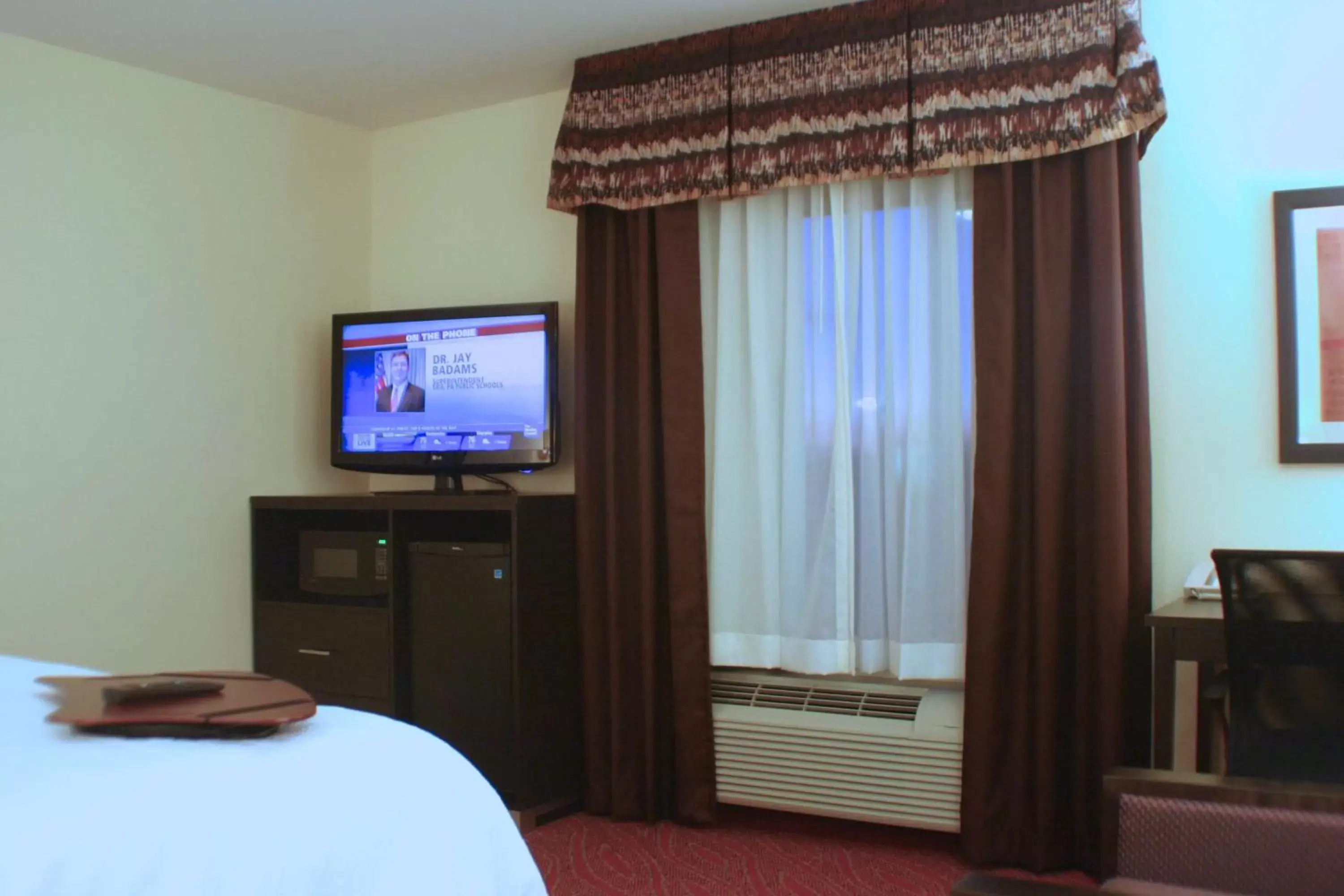 Bed, TV/Entertainment Center in Hampton Inn Limerick