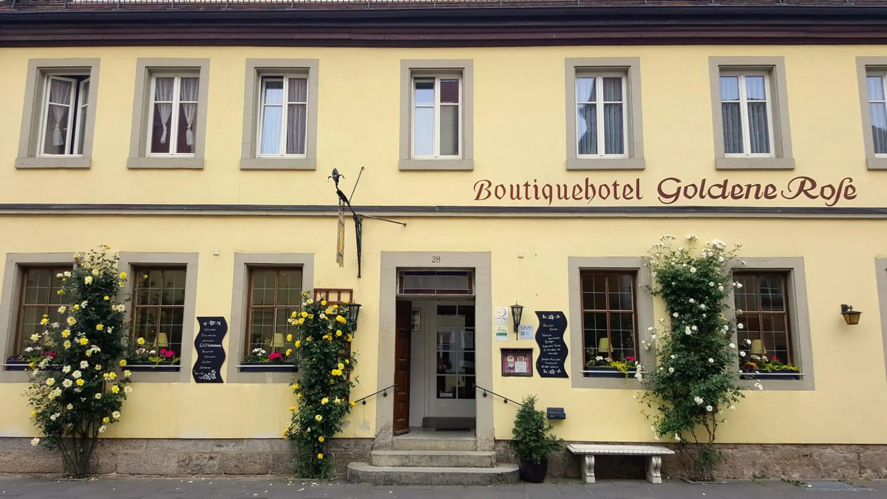 Facade/entrance, Property Building in Boutiquehotel Goldene Rose