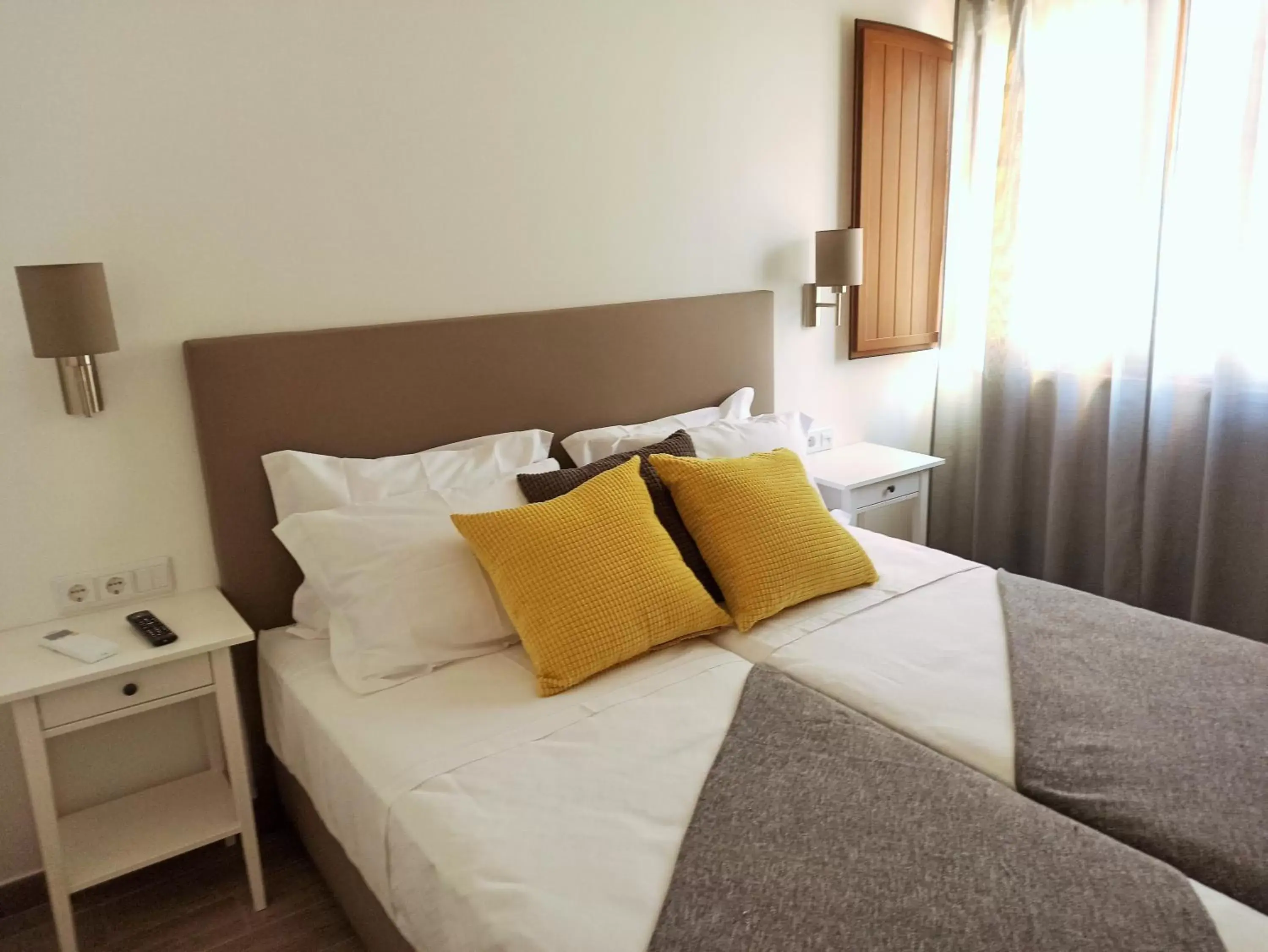 Bedroom, Bed in Porto D'Abrigo - Alojamento Local