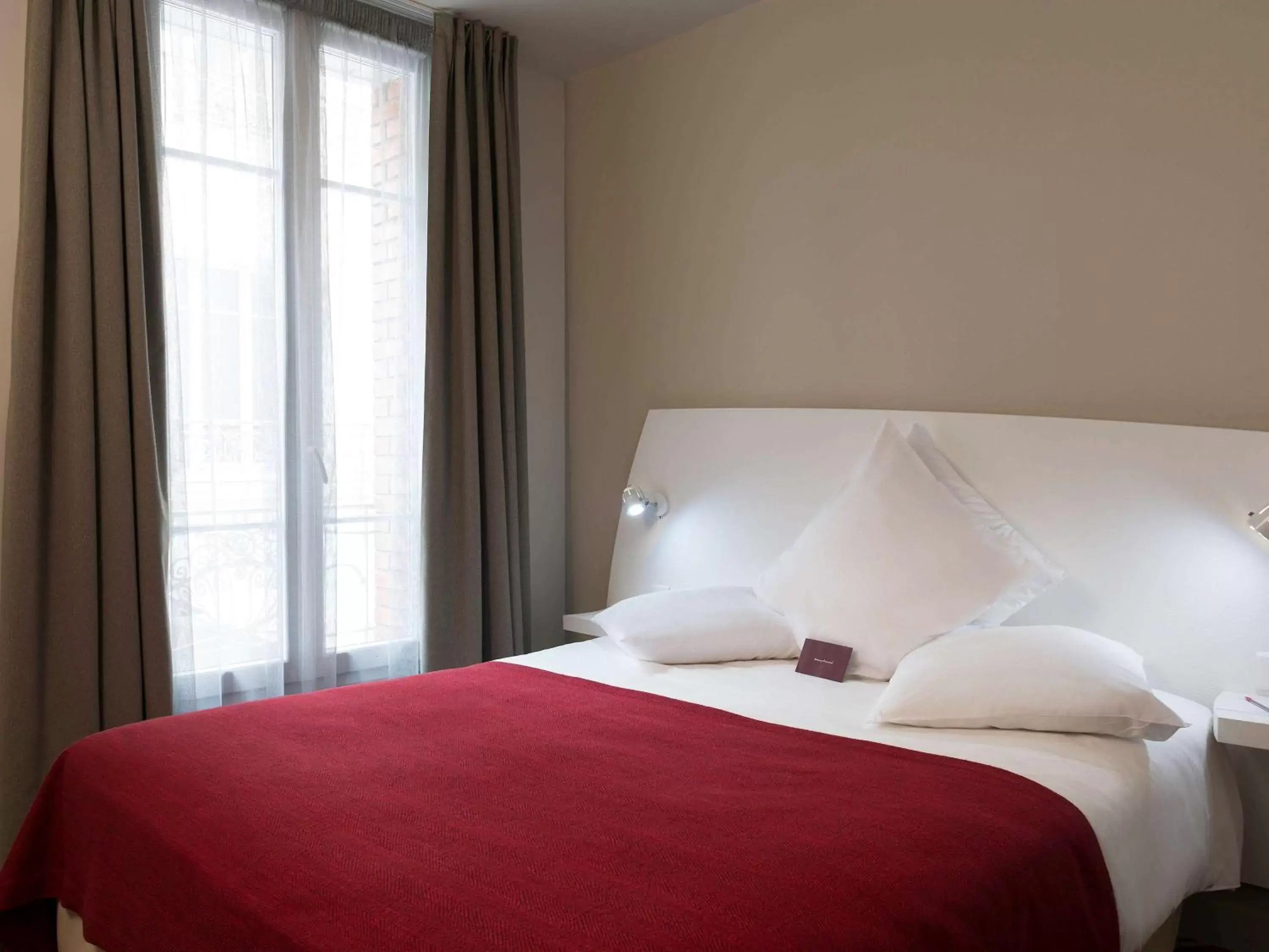 Photo of the whole room, Bed in Mercure Paris Levallois