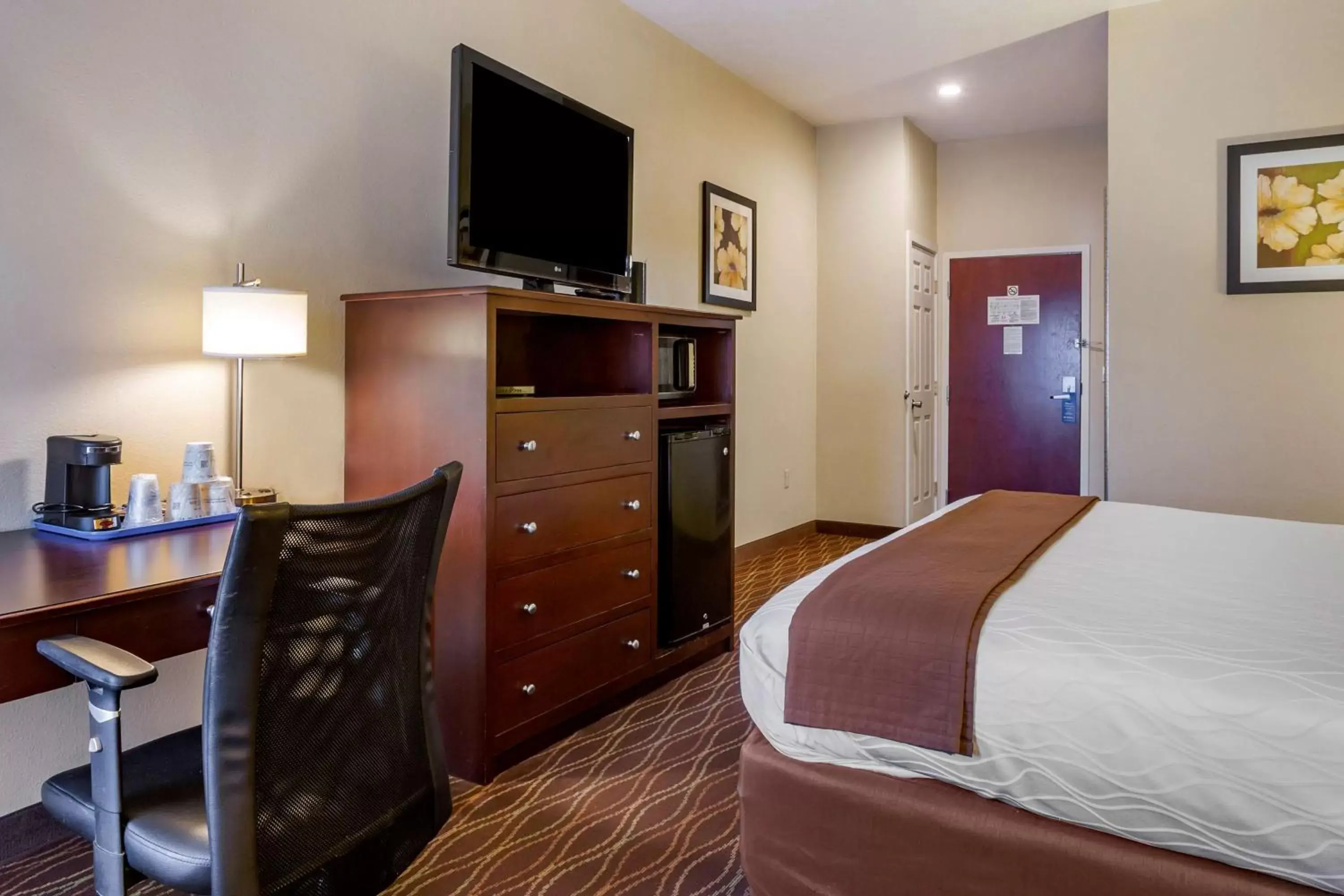 Bedroom, TV/Entertainment Center in Best Western Plus Springfield Airport Inn