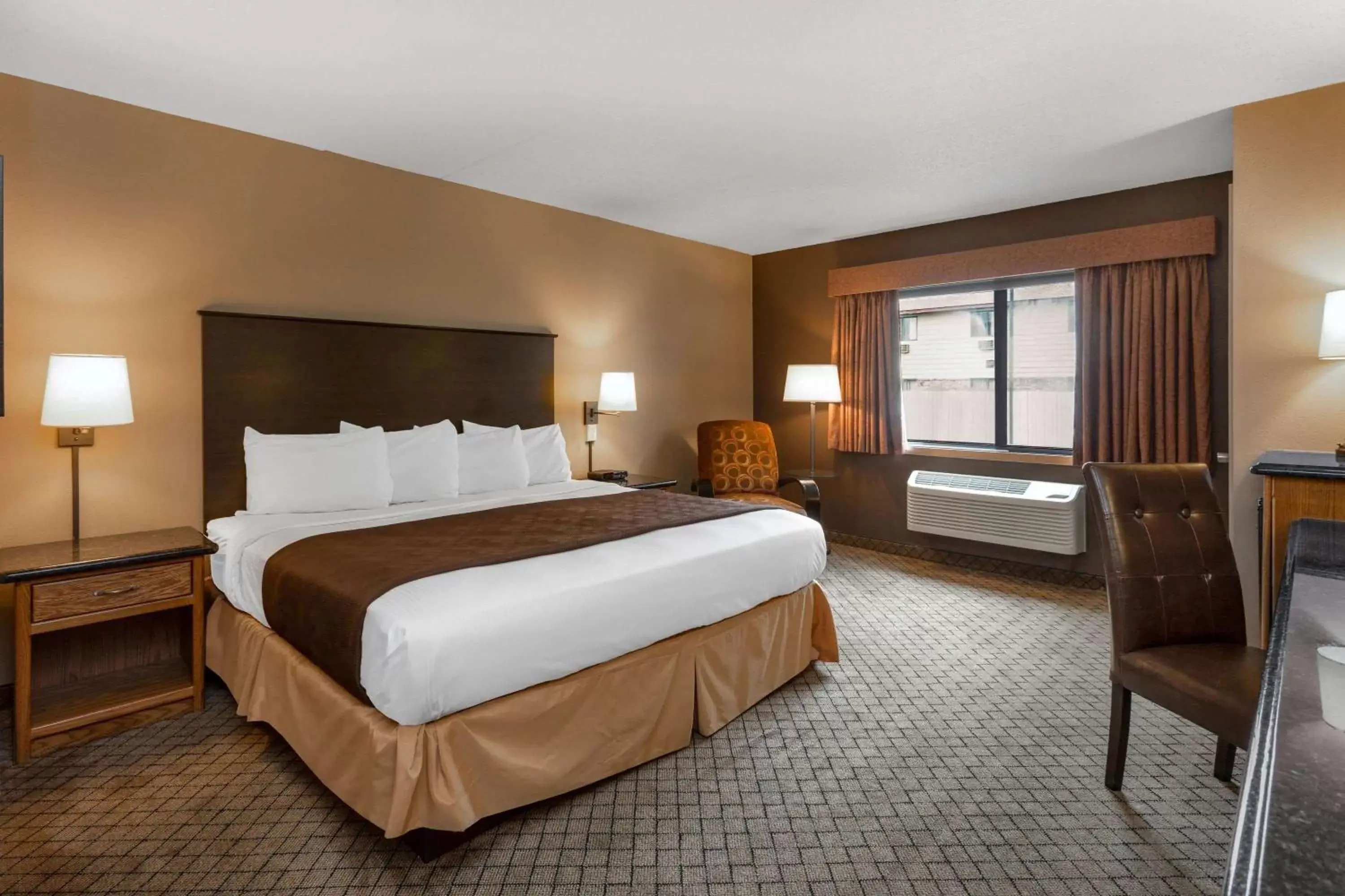 Photo of the whole room, Bed in AmericInn by Wyndham Hartford WI