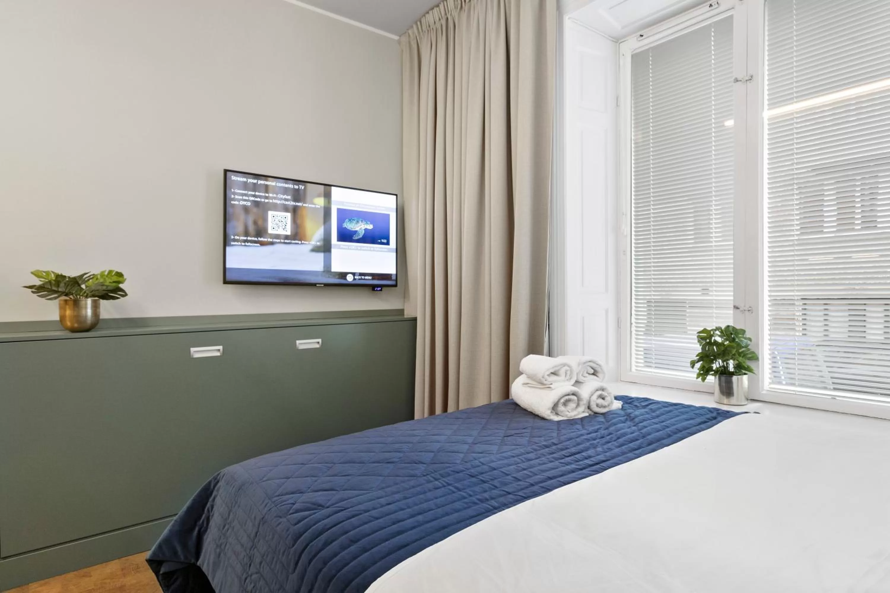 TV and multimedia, Bed in Best Western Hotel at 108