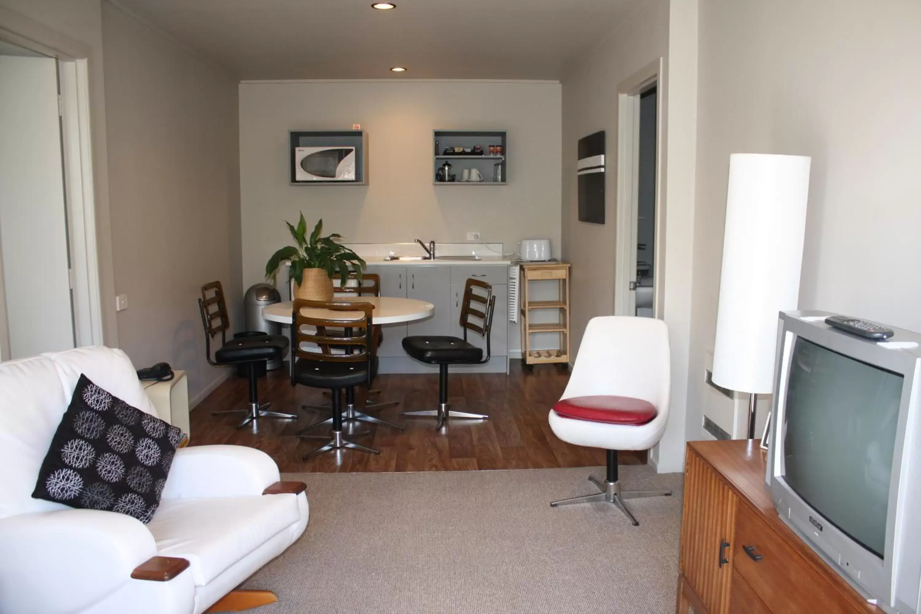 Living room, Seating Area in The Lake Motel