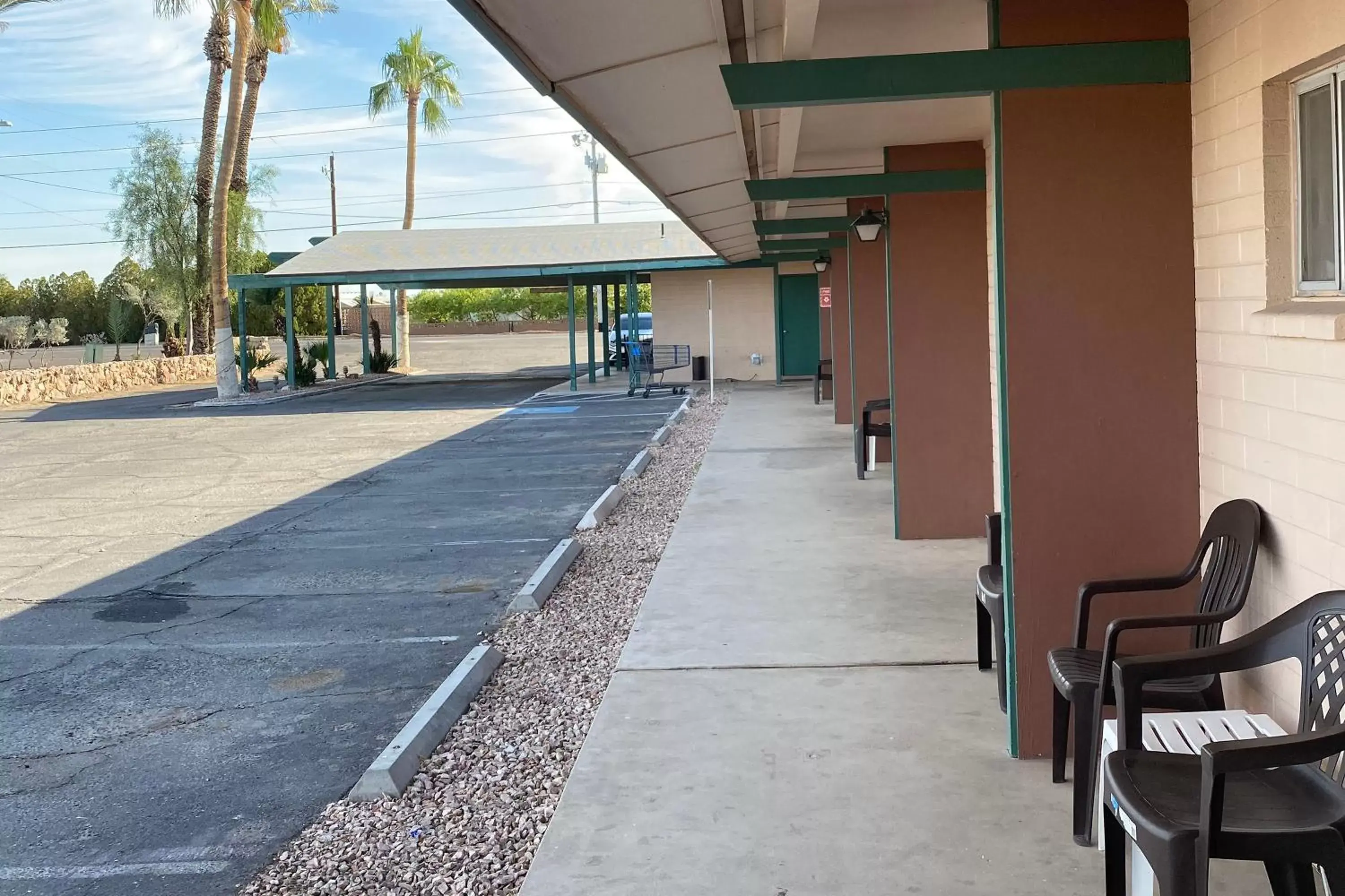 Facade/entrance in OYO Hotel Yuma AZ Desert Grove