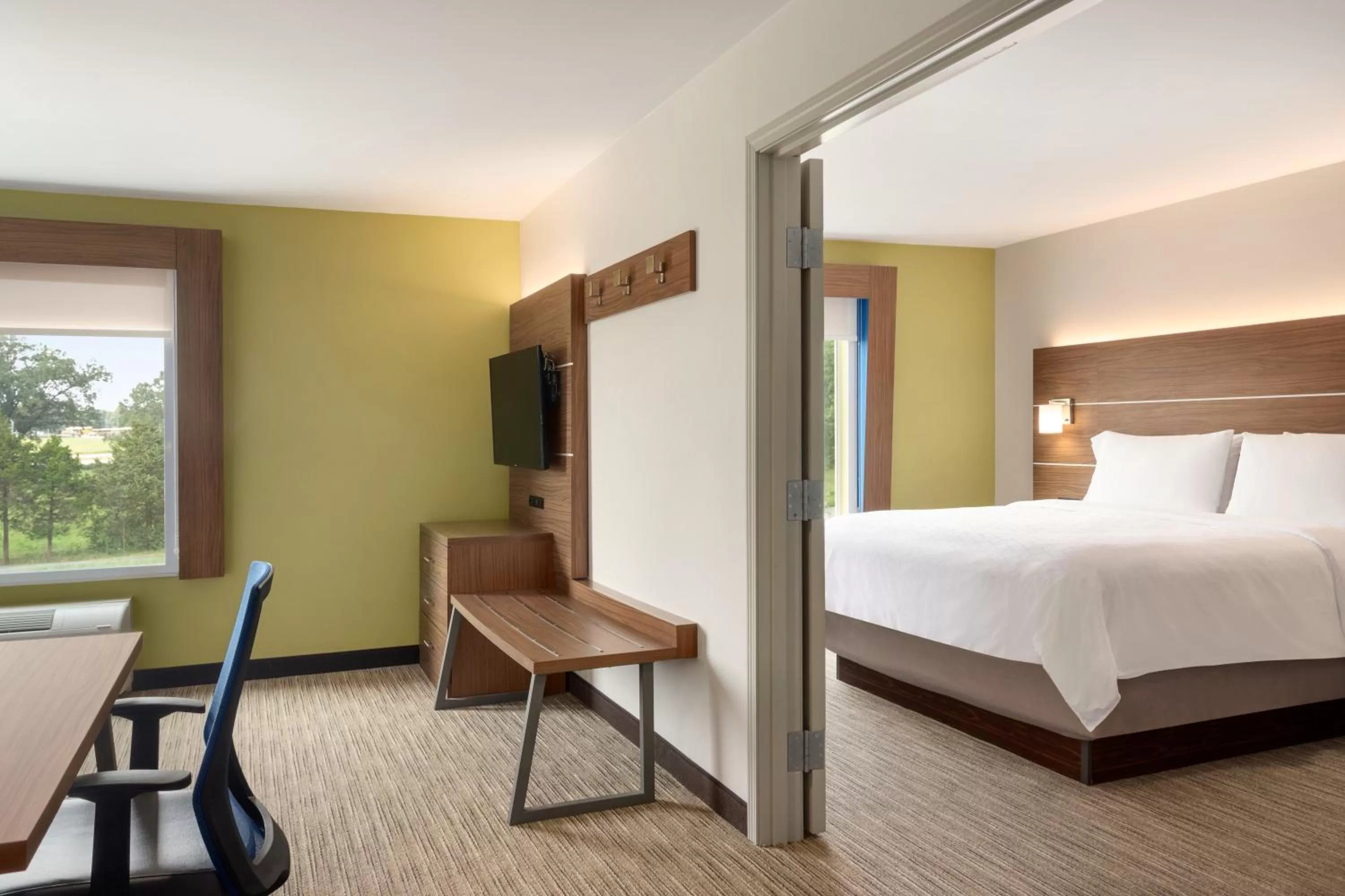 Photo of the whole room, Bed in Holiday Inn Express & Suites Searcy by IHG