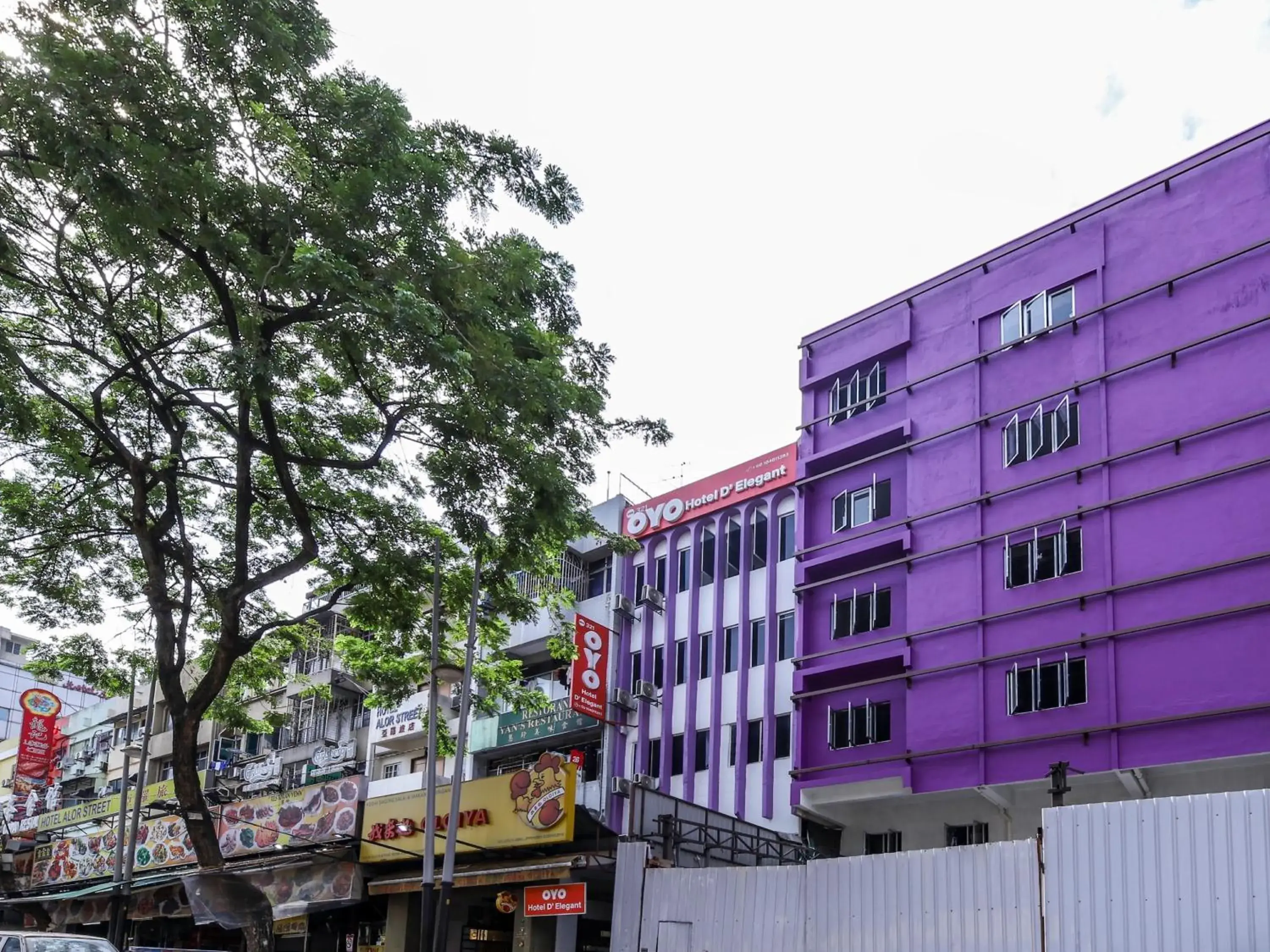 Facade/entrance, Property Building in OYO 321 Hotel D'Elegant