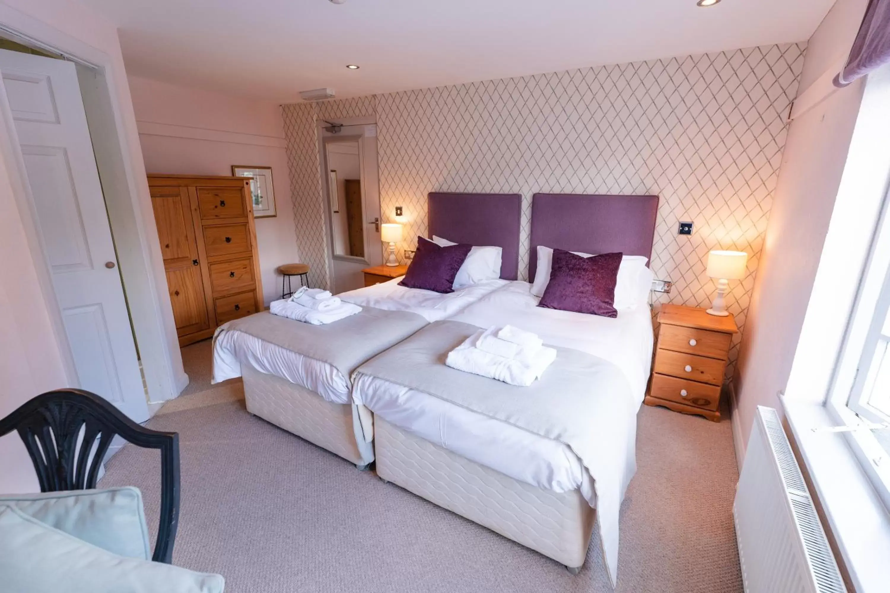 Photo of the whole room, Bed in Fox And Hounds Llancarfan