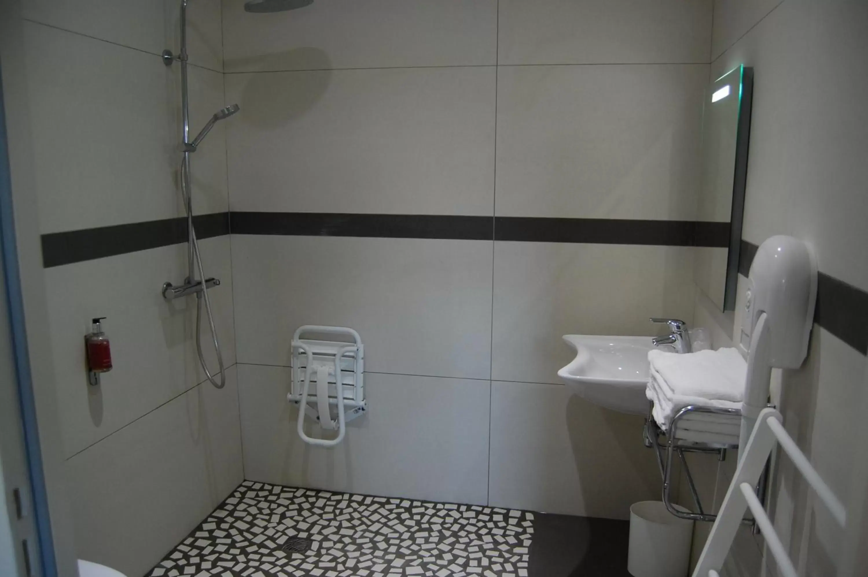 Shower, Bathroom in Hôtel L'Escale Périgueux Notre Dame