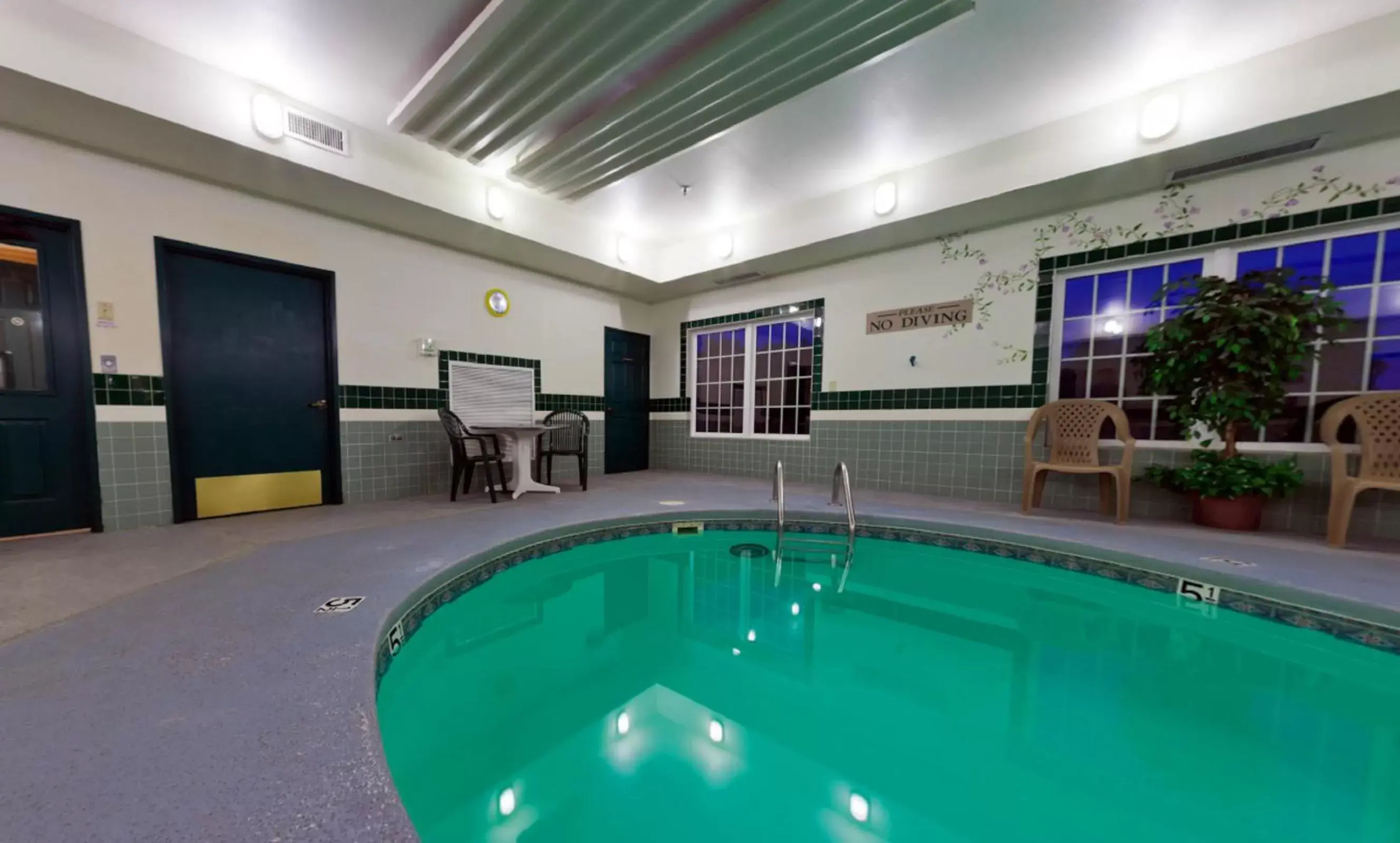 Swimming Pool in Country Inn & Suites by Radisson, Salina, KS
