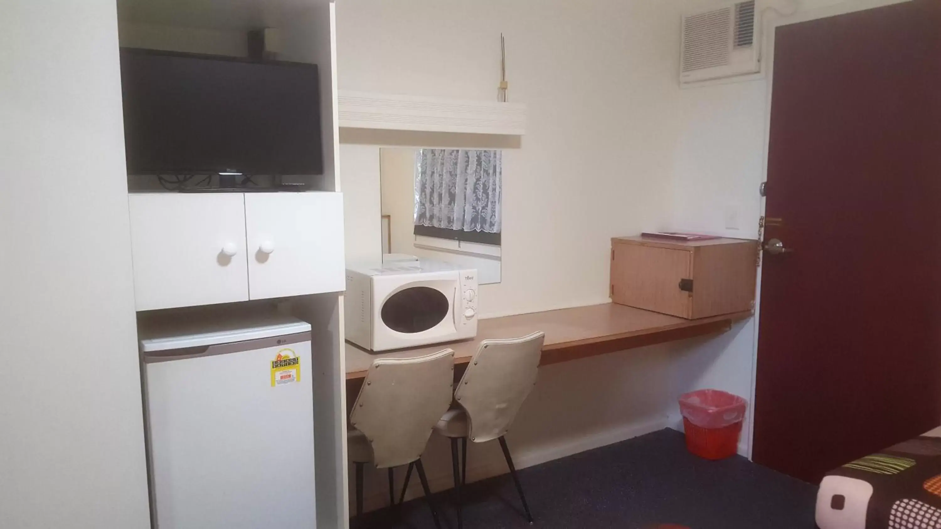 Bedroom, TV/Entertainment Center in Clunes Motel