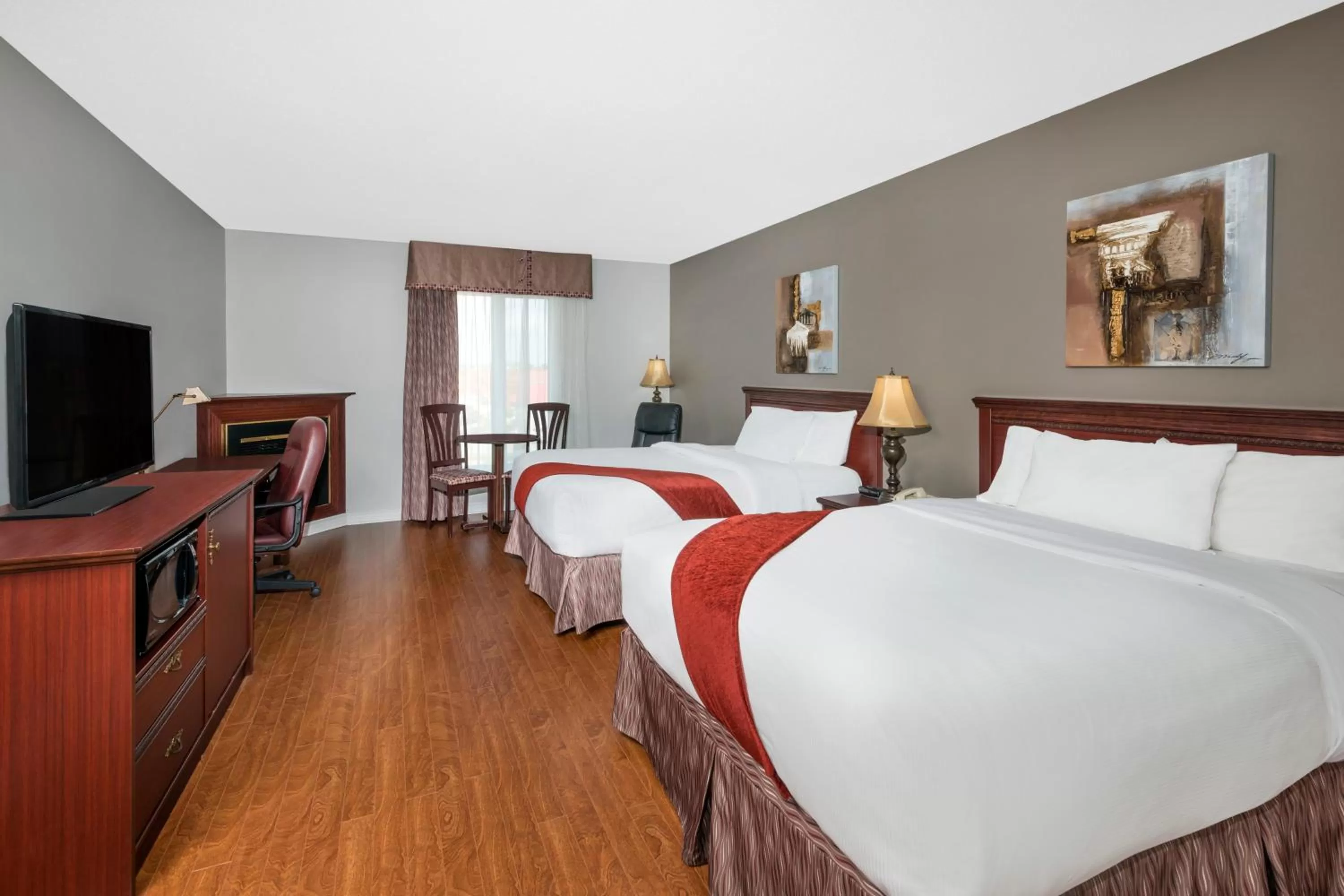 Photo of the whole room, Bed in Ramada Plaza by Wyndham Gatineau/Manoir du Casino
