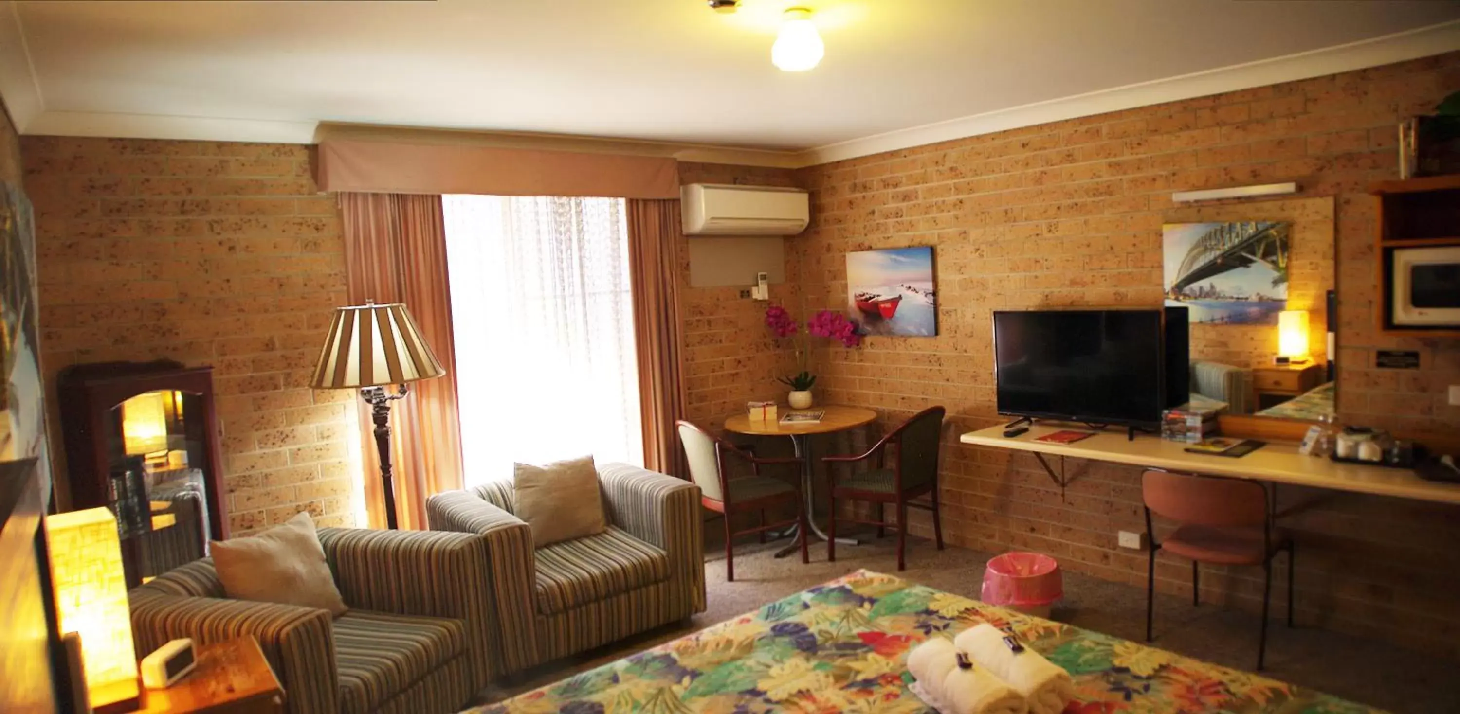 Living room, Seating Area in White Lanterns Motel