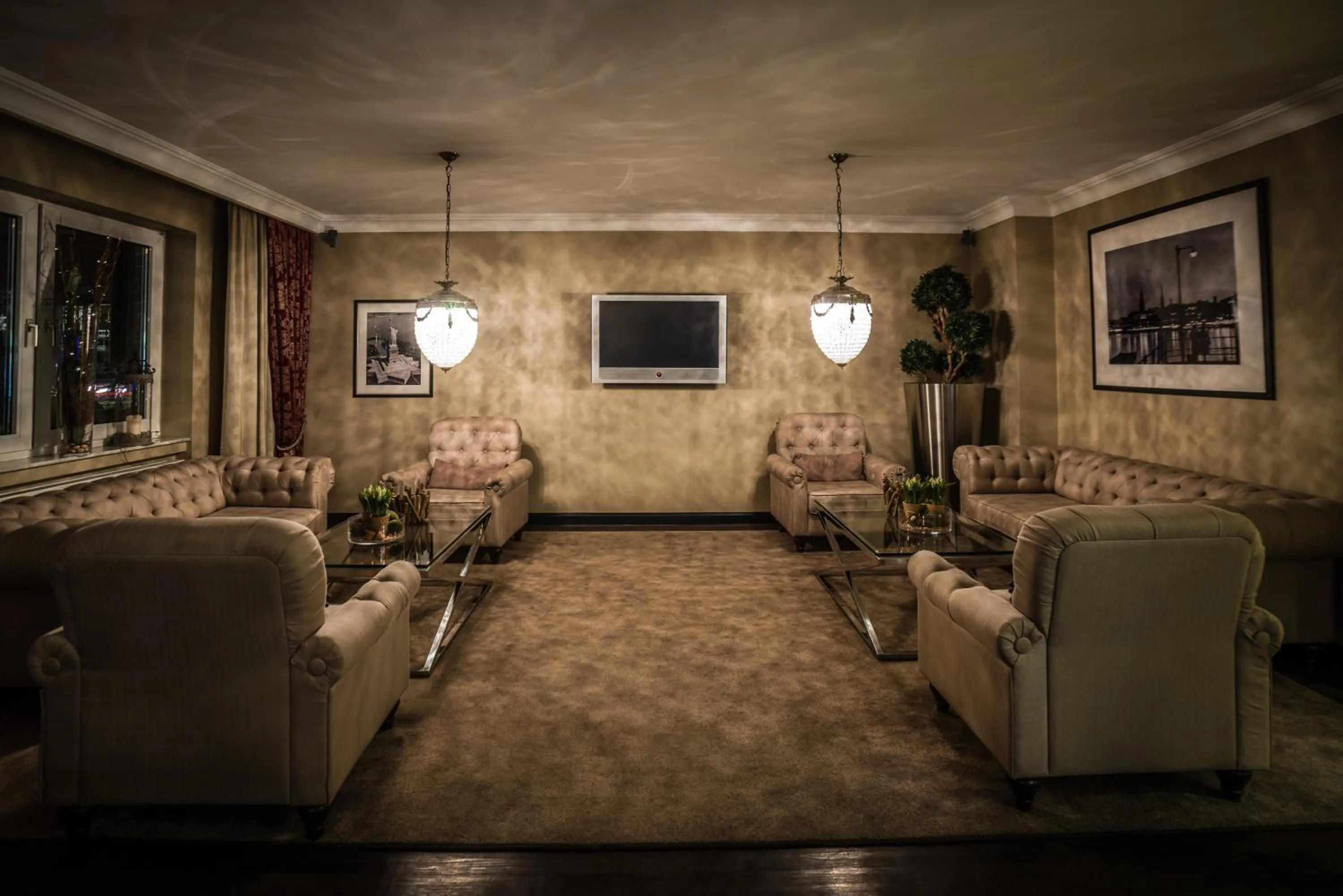 Communal lounge/ TV room in Hotel Business & More