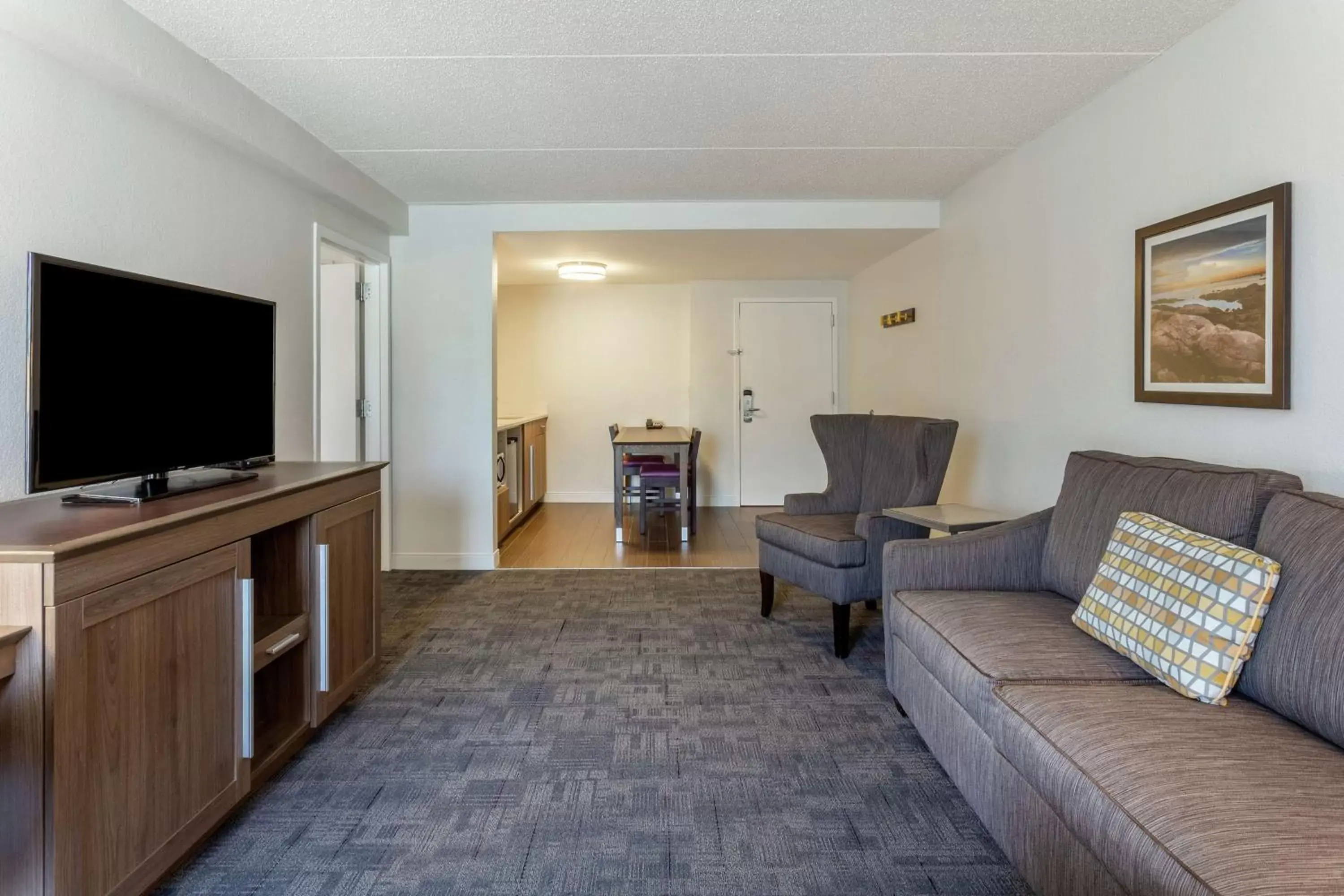 Bedroom, Seating Area in Hampton Inn Groton/Mystic