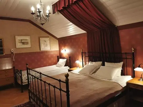 Classic Triple Room in Ulfshyttans Herrgård, nära Romme Alpin Classic Triple Room in Ulfshyttans Herrgård, nära Romme Alpin