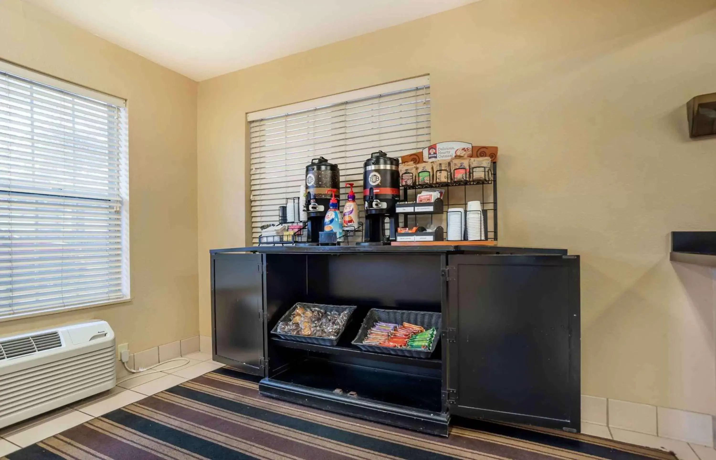 Breakfast, TV/Entertainment Center in Extended Stay America Suites - Jackson - North