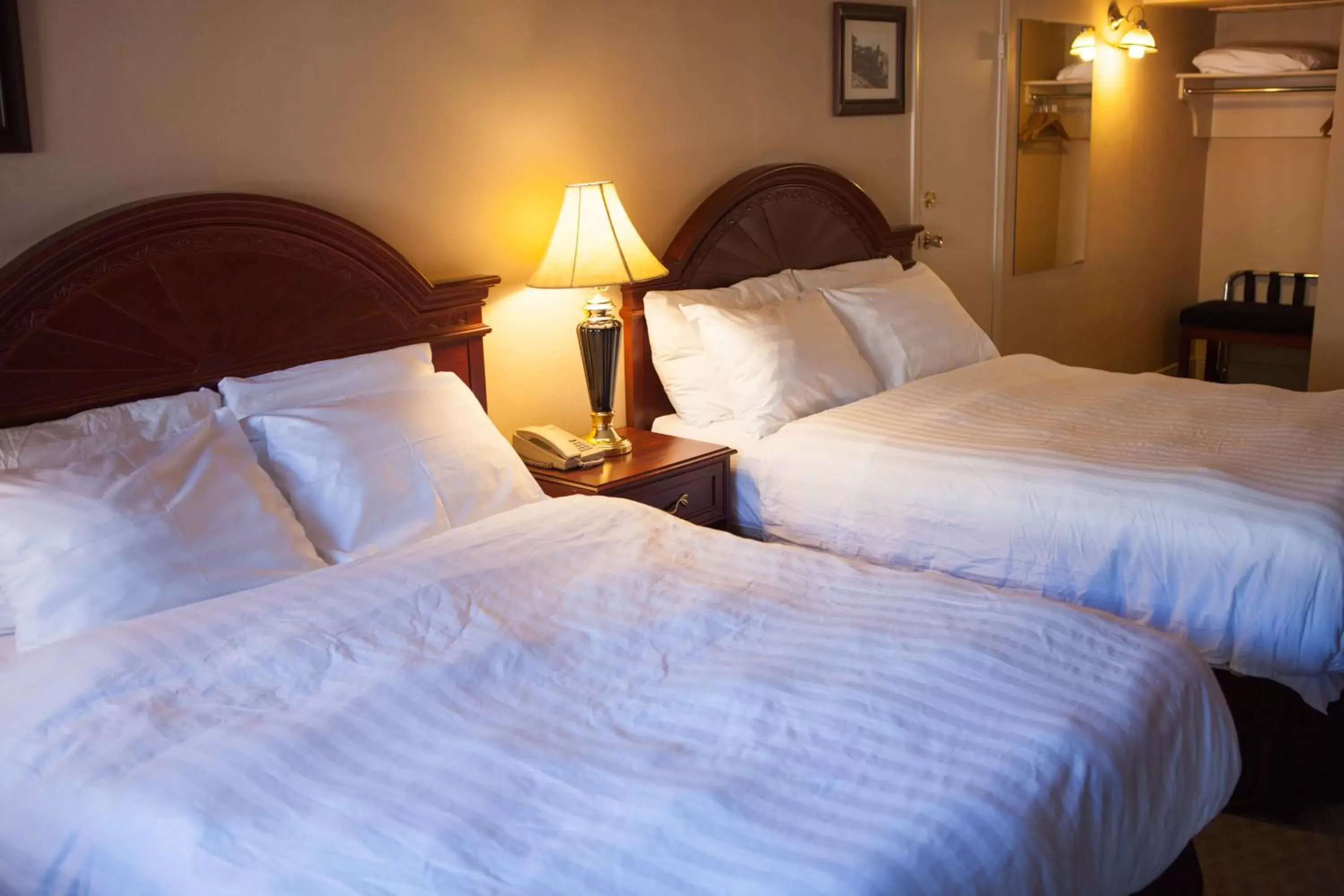 Photo of the whole room, Bed in Revelstoke Lodge