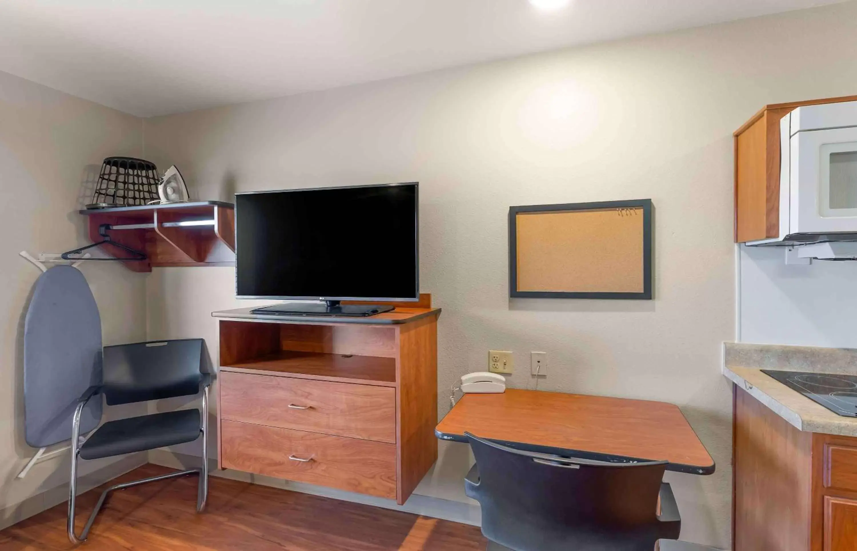 Bedroom, TV/Entertainment Center in Extended Stay America Suites - Denver - Airport