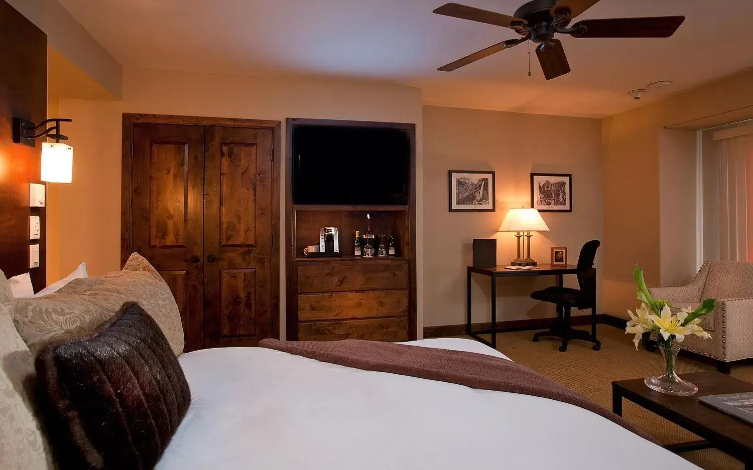 Bedroom, TV/Entertainment Center in The Peaks Resort and Spa