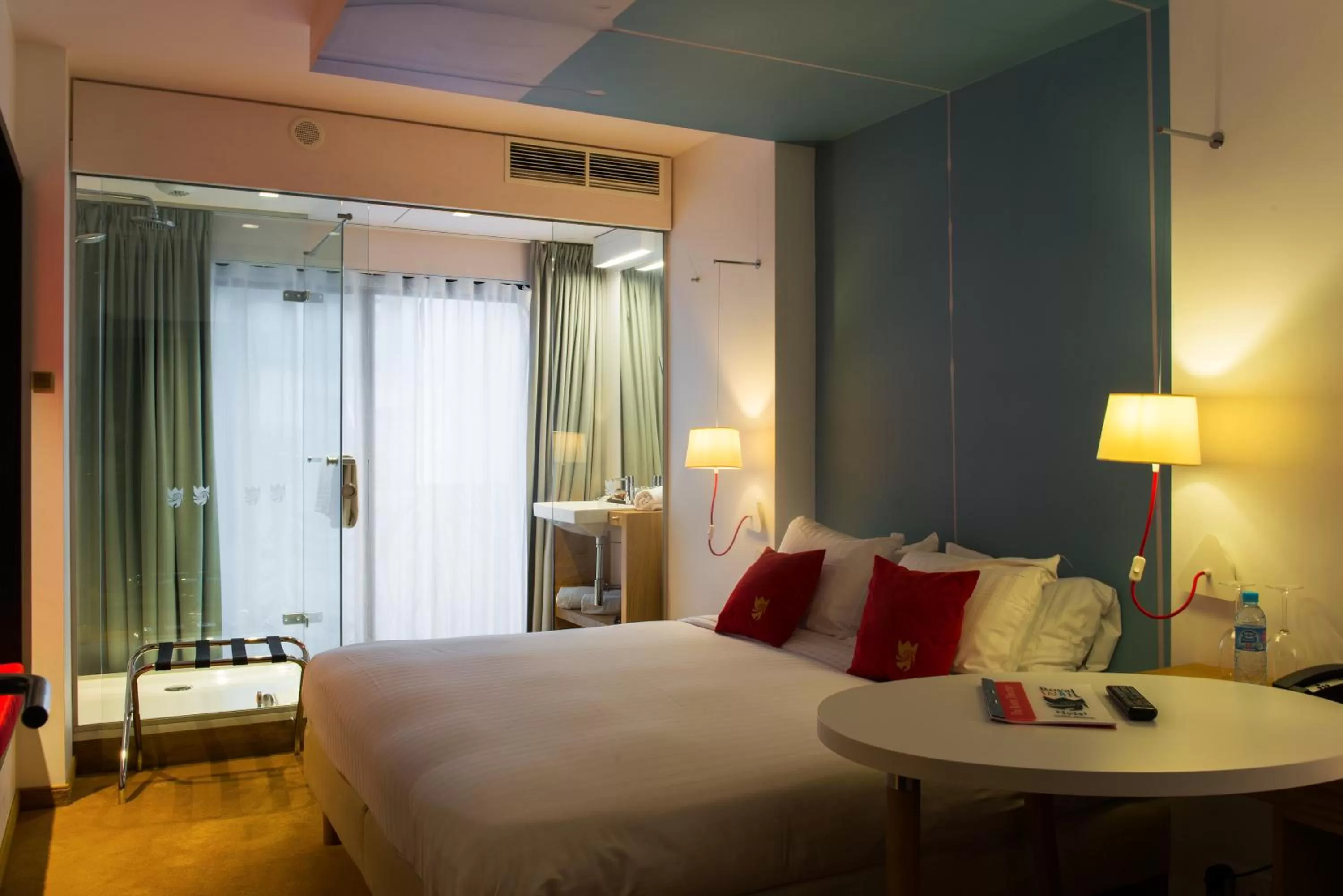 Photo of the whole room, Bed in Hotel The Royal Snail