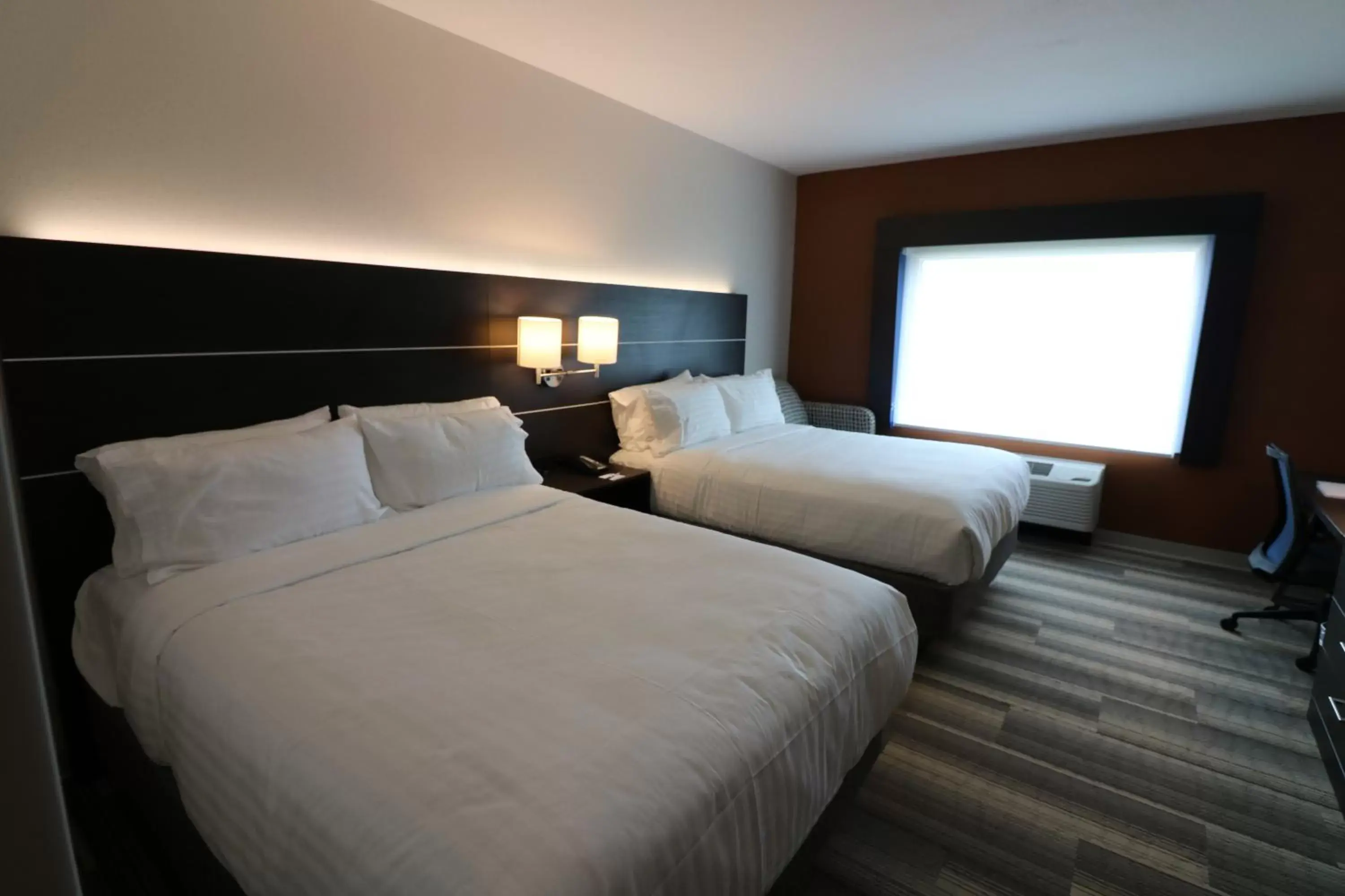 Bed in Holiday Inn Express & Suites - Coffeyville, an IHG Hotel