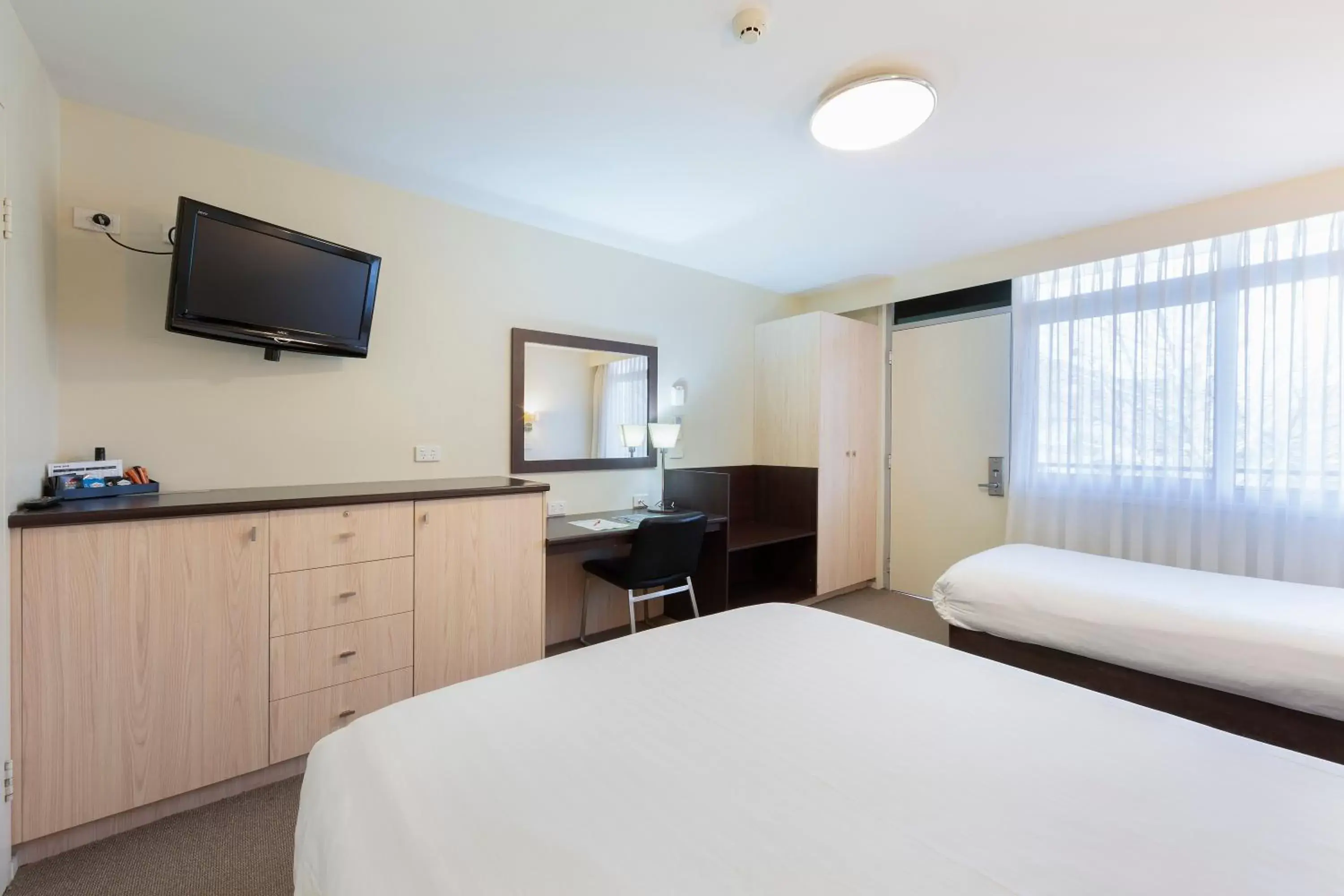 TV and multimedia, Bed in ibis Styles Canberra Tall Trees TV and multimedia, Bed in ibis Styles Canberra Tall Trees