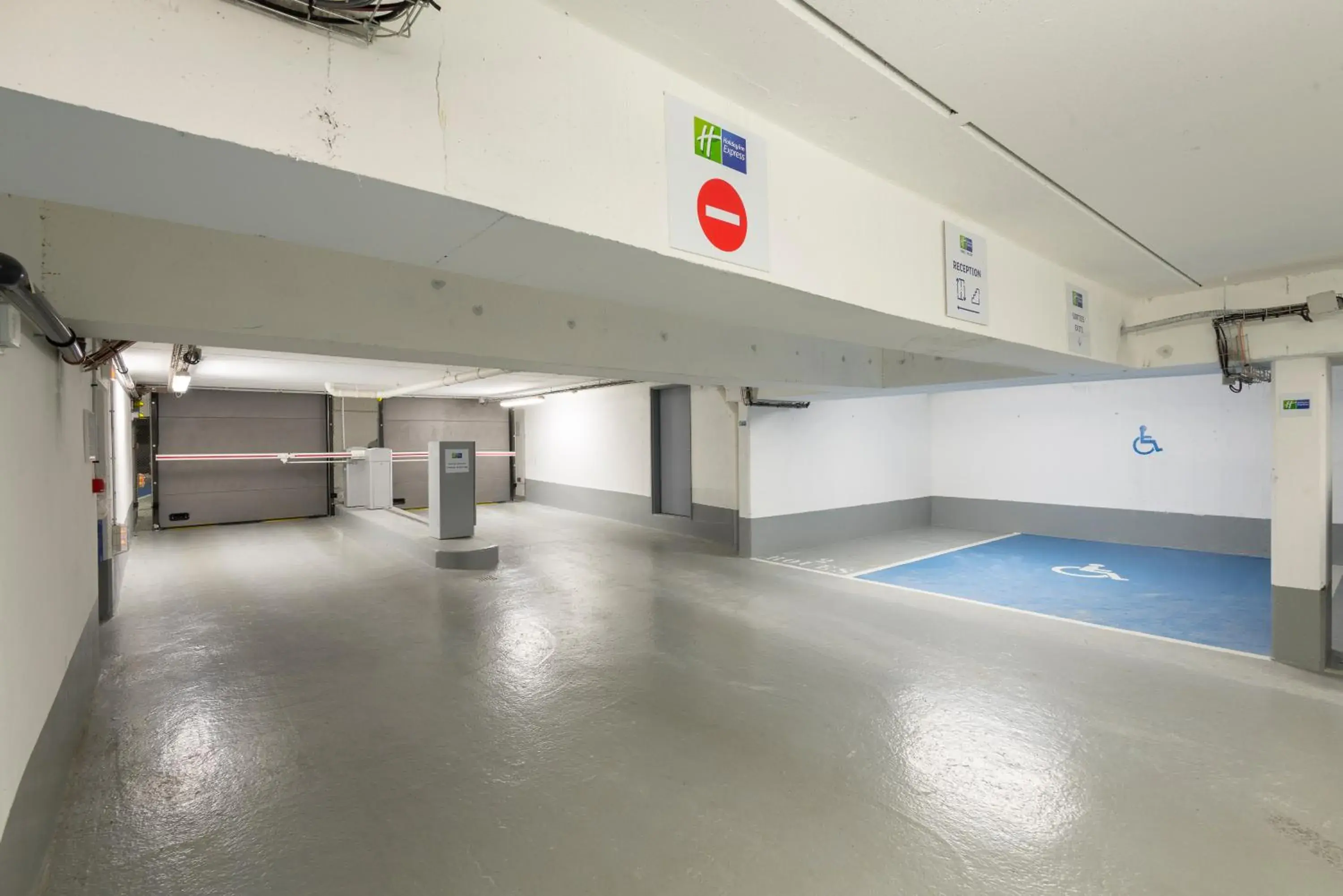 Property building in Holiday Inn Express Paris - Velizy by IHG Property building in Holiday Inn Express Paris - Velizy by IHG