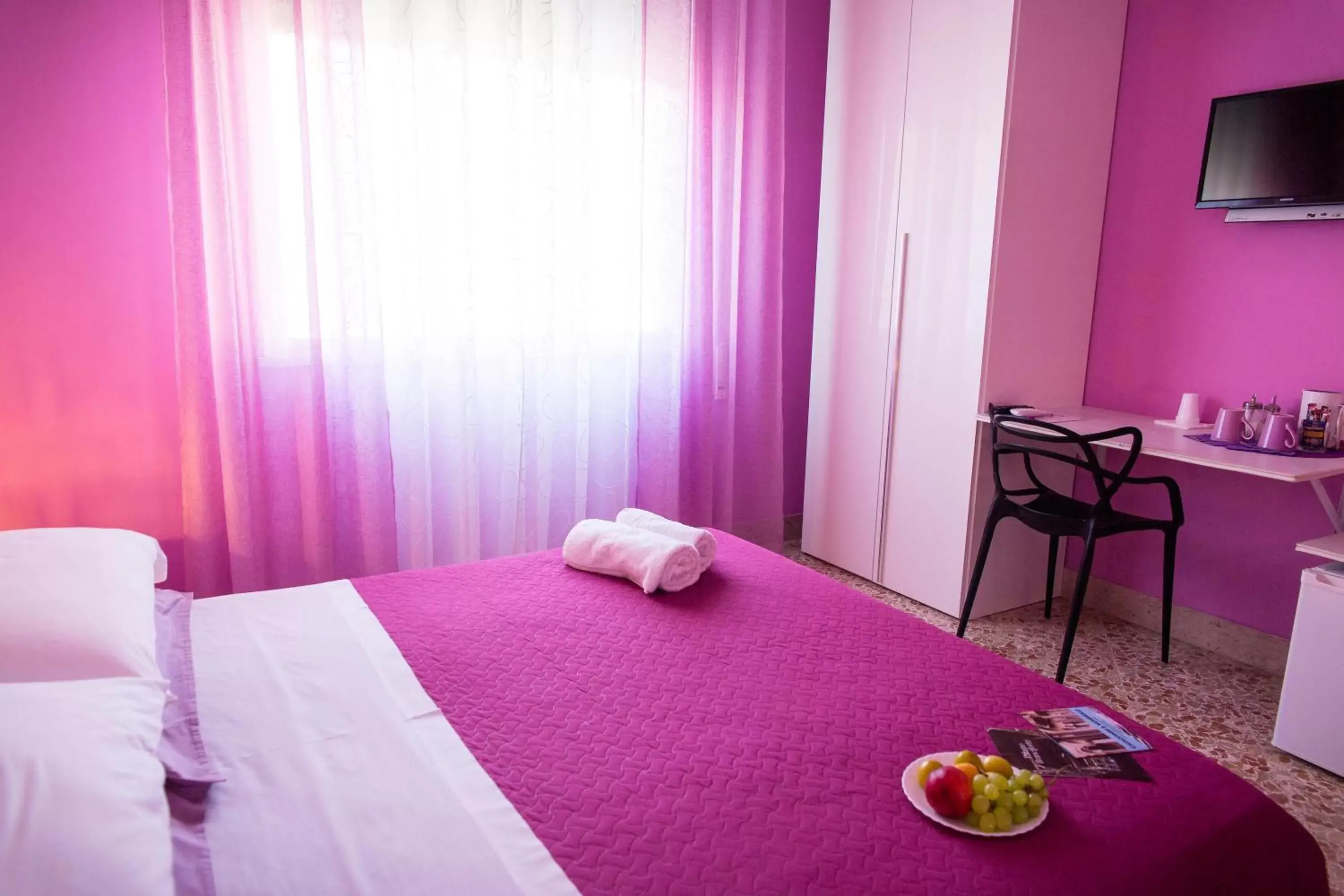 Photo of the whole room, Bed in Colors B&B