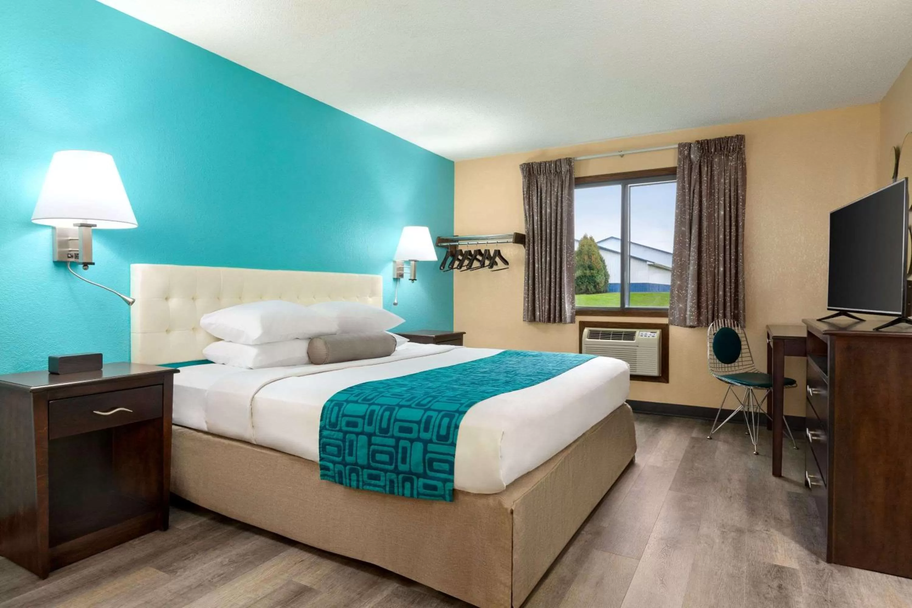 Photo of the whole room, Bed in Howard Johnson by Wyndham Waterloo/Cedar Falls