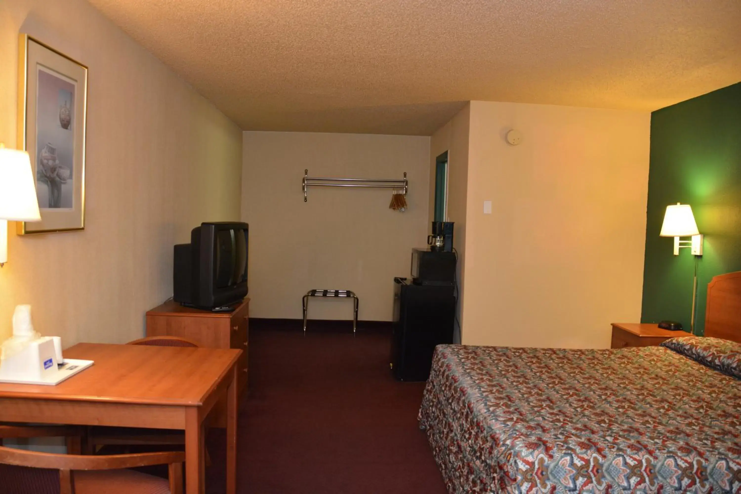 TV/Entertainment Center in Stay Express Inn Near Ft. Sam Houston