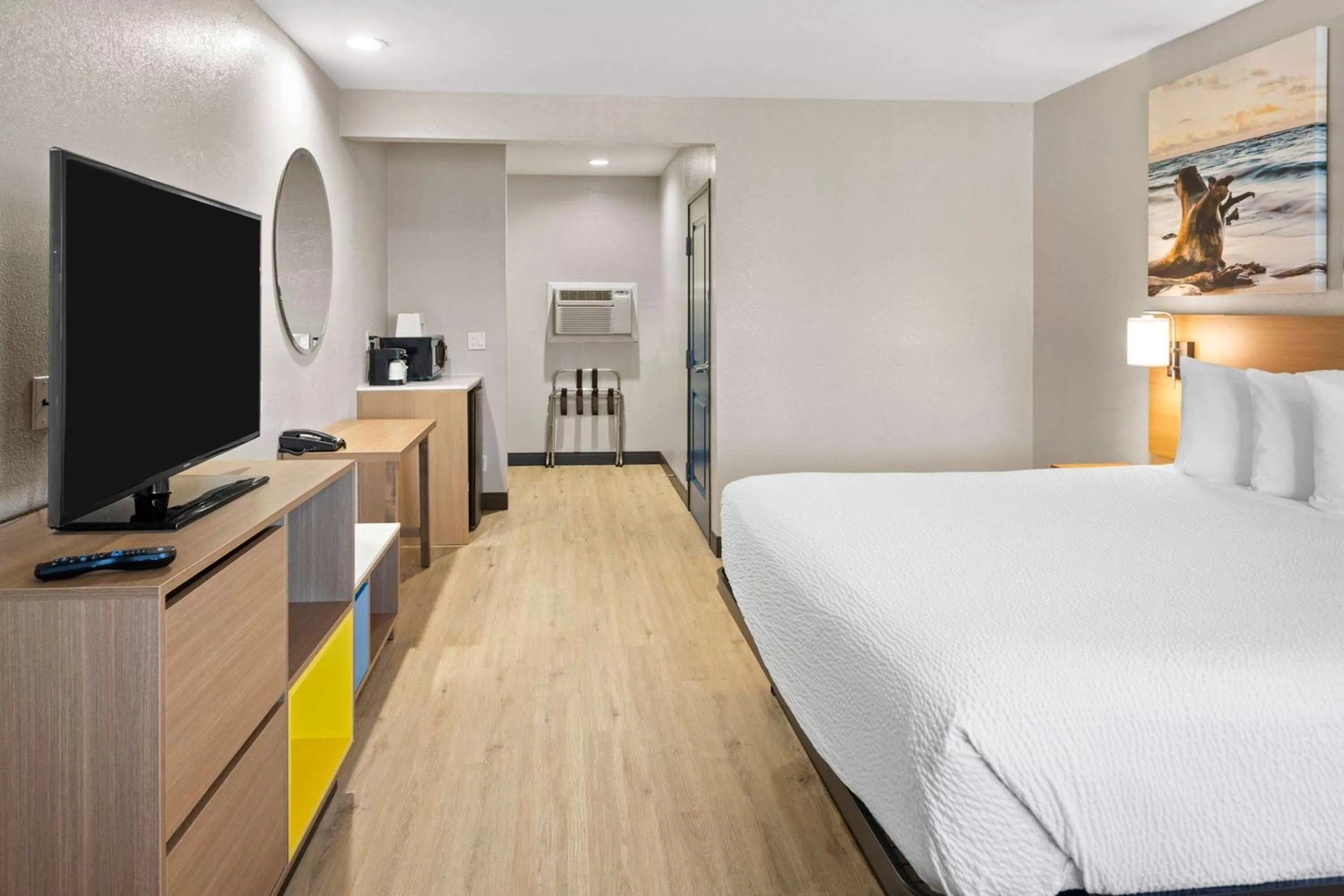 Photo of the whole room, Bed in Days Inn by Wyndham San Diego-East/El Cajon