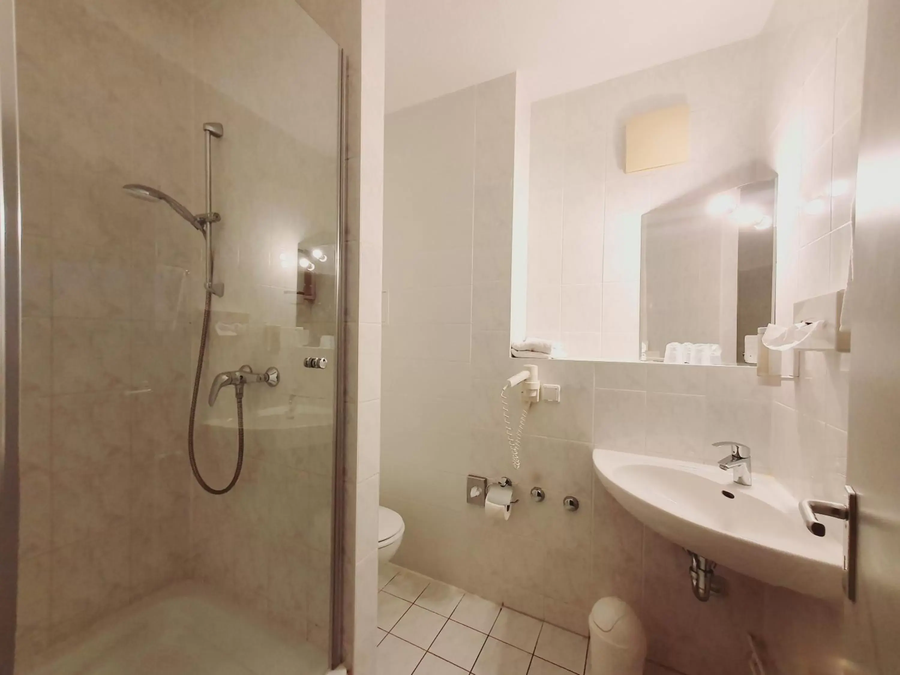 Shower, Bathroom in Good Morning + Berlin City East