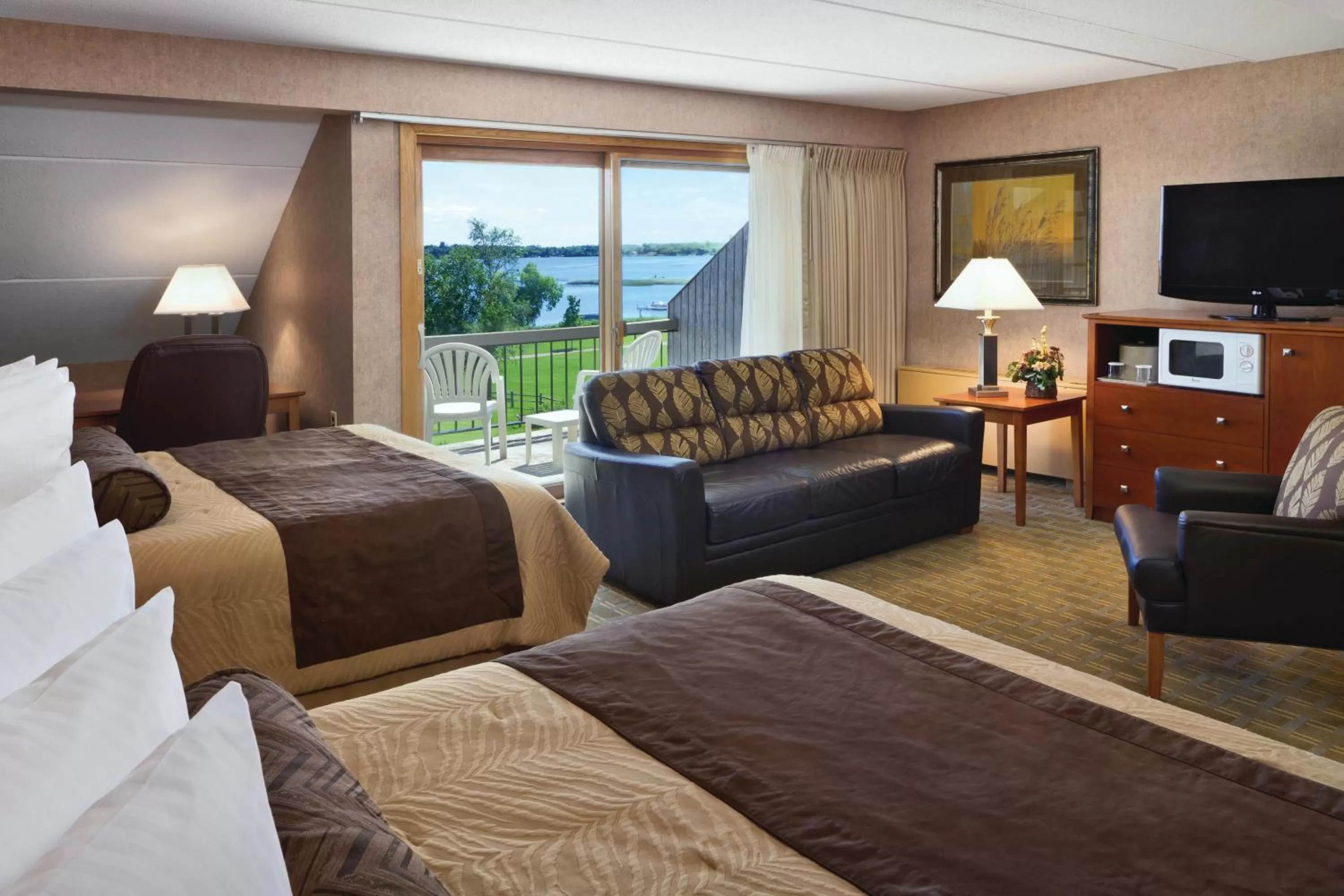 Photo of the whole room, Bed in Arrowwood Resort Hotel and Conference Center - Alexandria